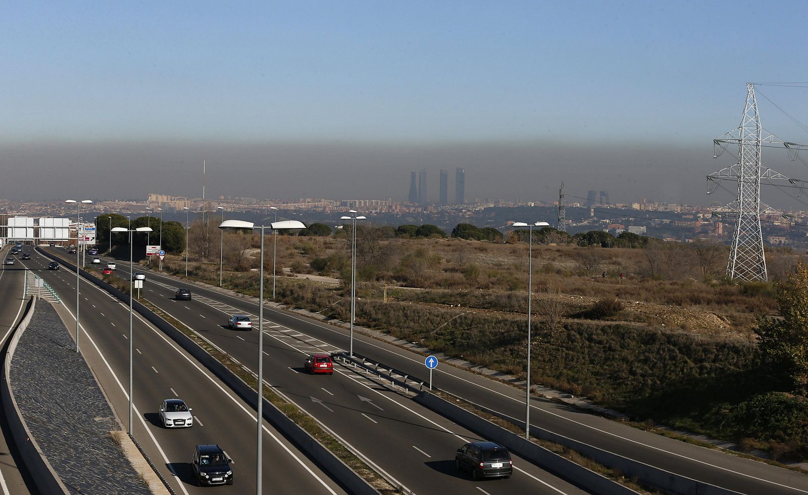 Vista el día 5 desde Pozuelo de las Cuatro Torres de Madrid, en la que se distingue la nube de contaminación que cubre la capital española.