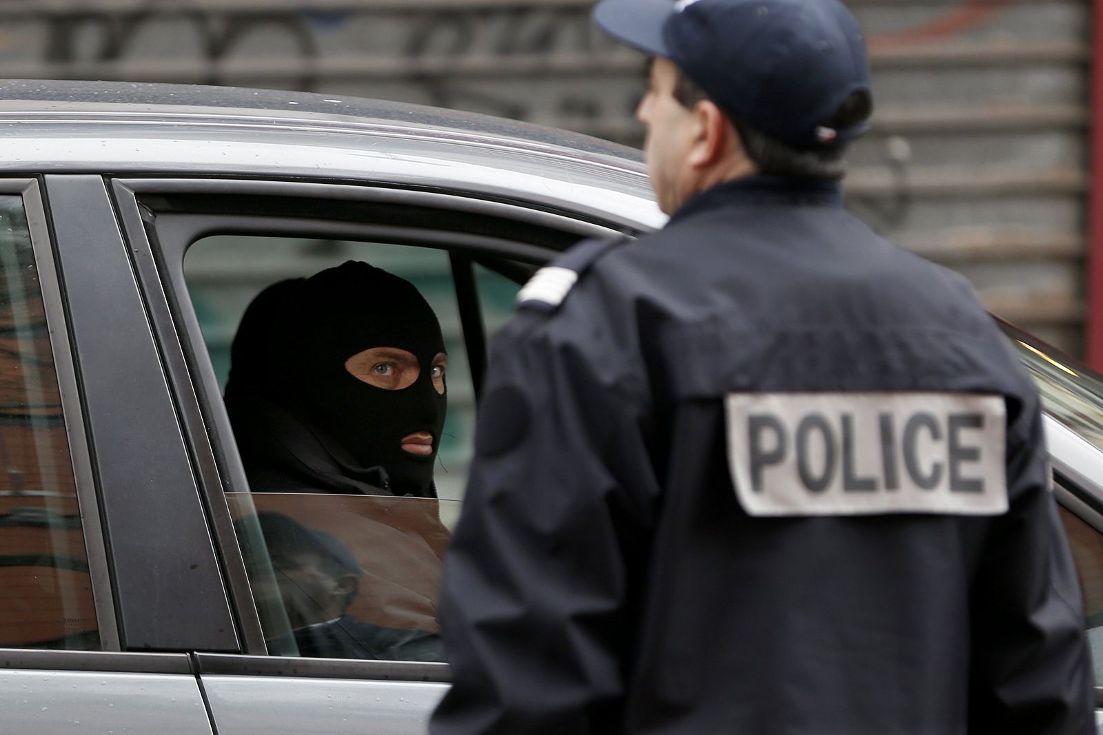 Miembros de las fuerzas especiales francesas vigilan el escenario del tiroteo en Montrouge, cerca de París.