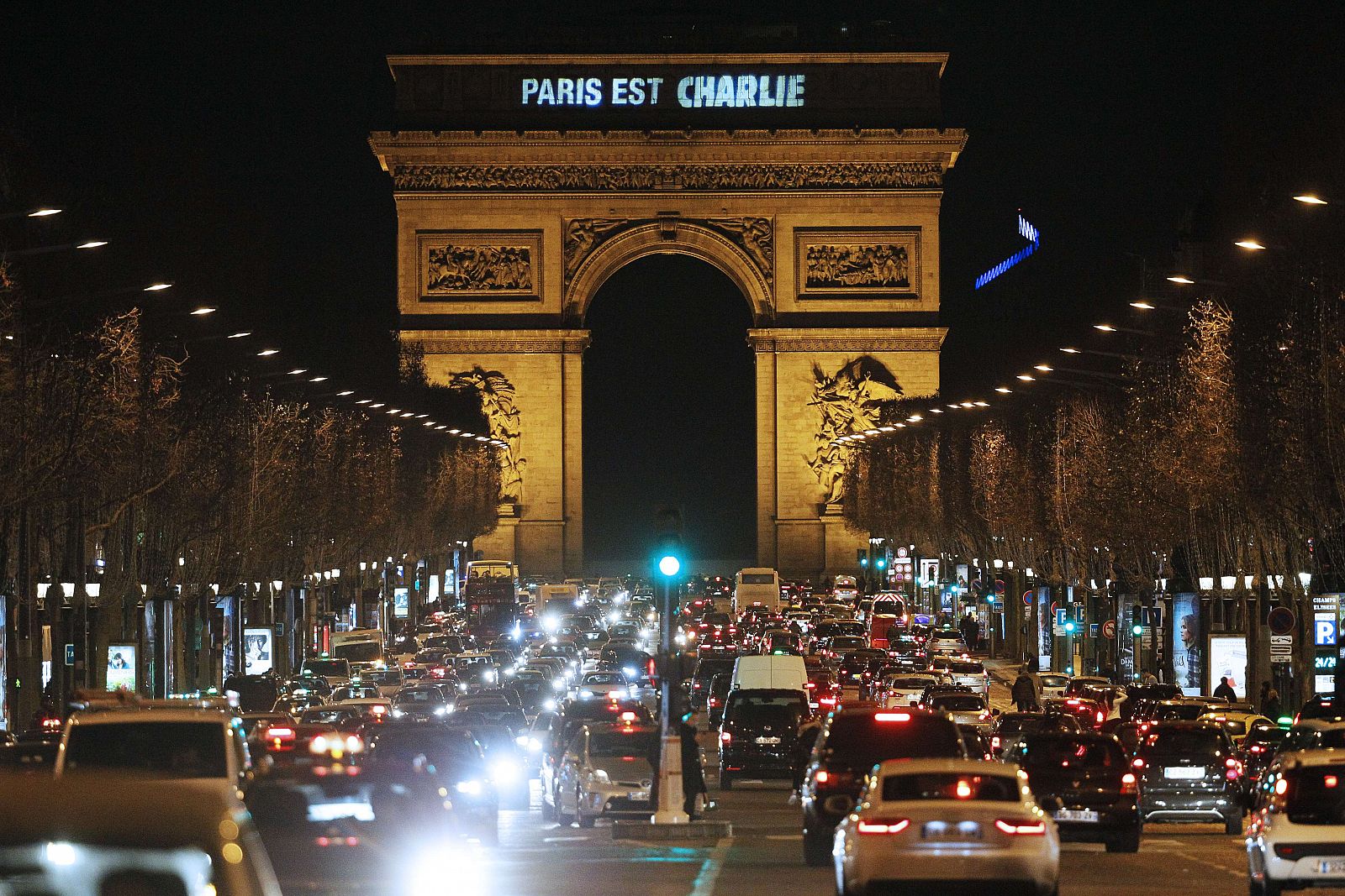 El Arco del Triunfo de la capital francesa presenta el mensaje "Paris est Charlie" (Paris es Charlie)