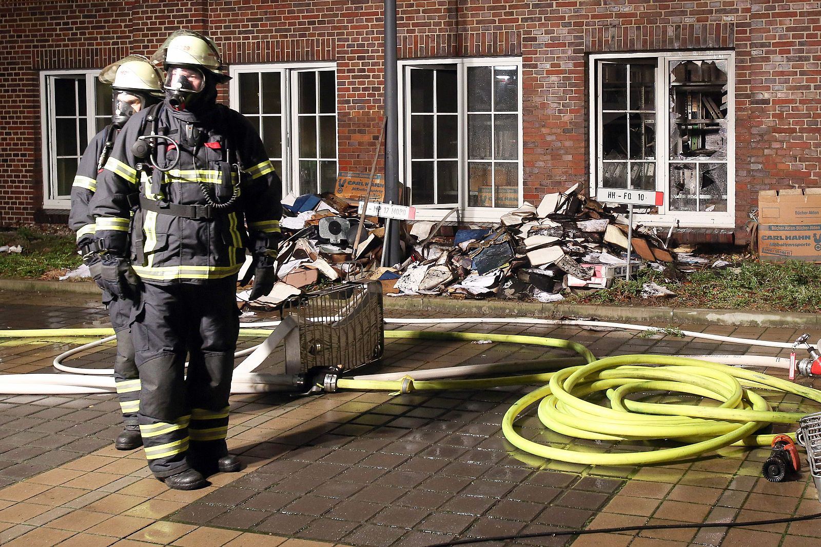 Bomberos en la sede del periódico 'Hamburger Morgenpost' que ha sido atacada