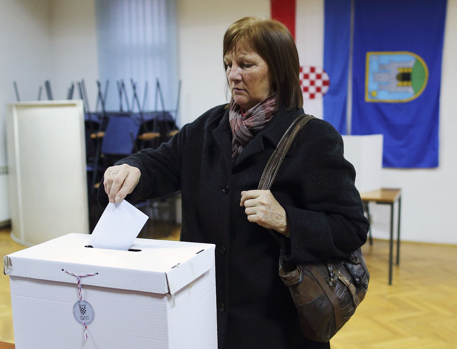 Una mujer vota en un colegio de Zagreb, la capital croata