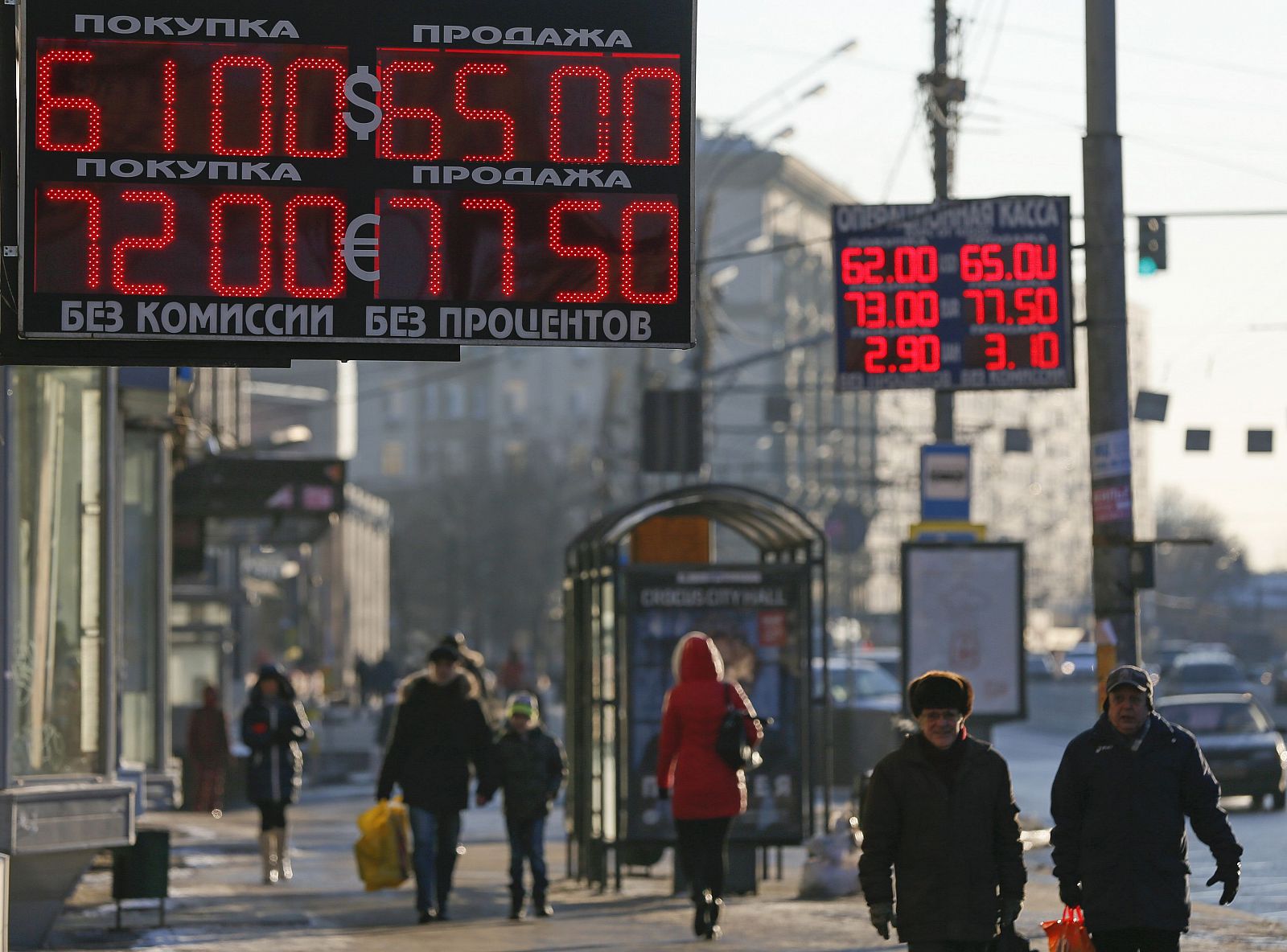 Calle de Moscú con carteles que muestran los tipos de cambio del rublo