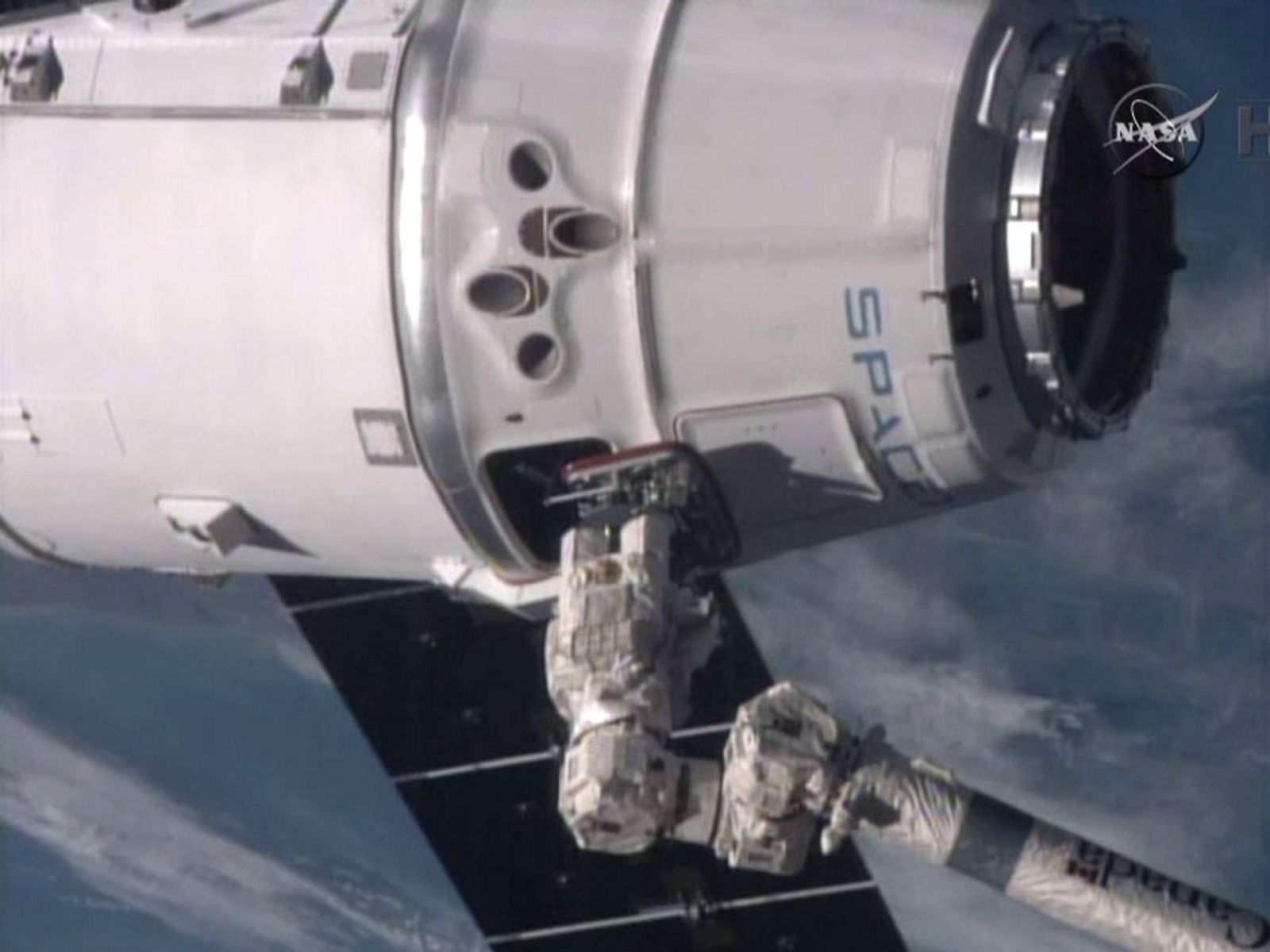 Imagen de la NASA sobre el acoplamiento de la nave Dragon a la Estación Espacial Internacional