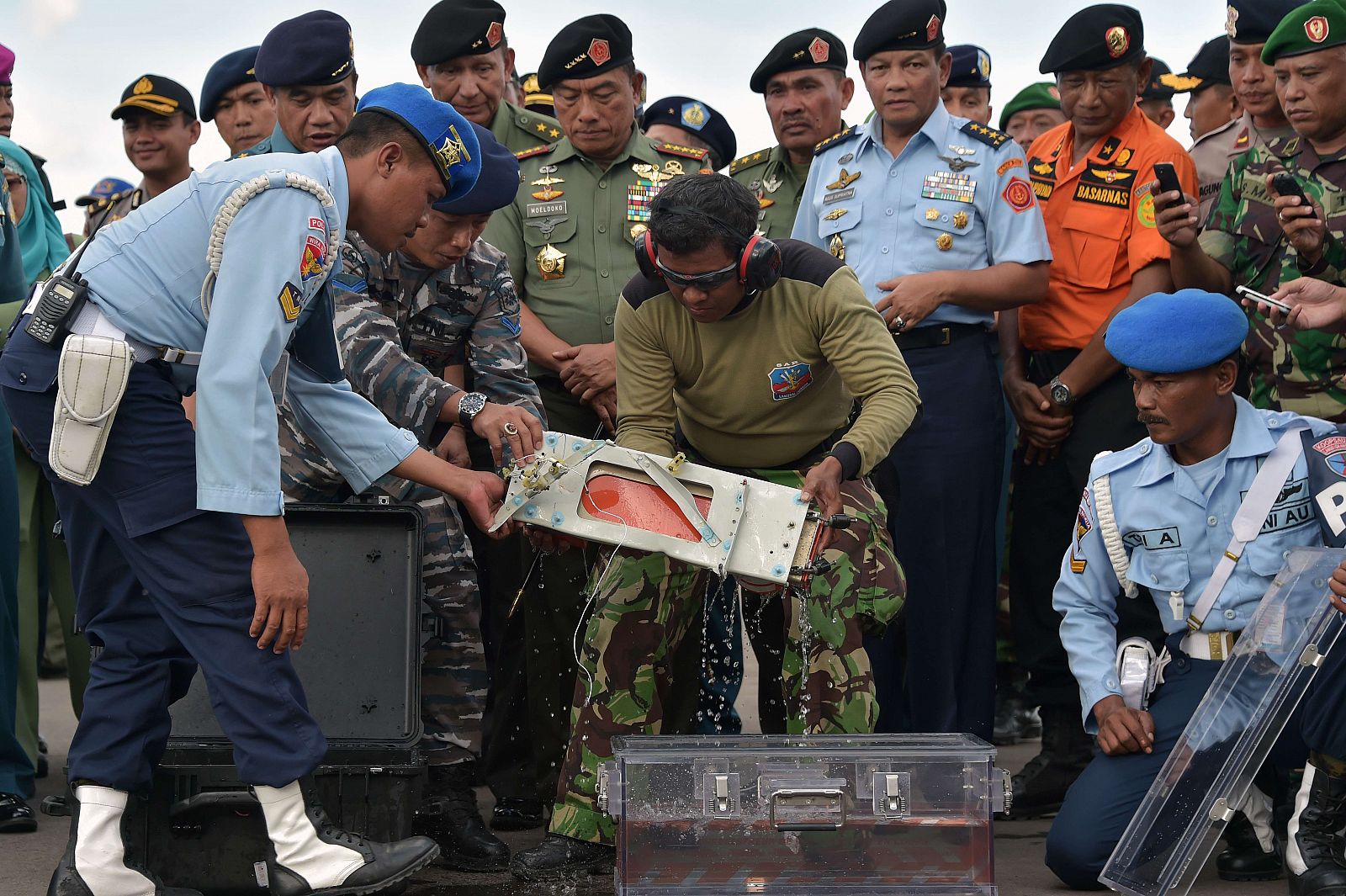 Los equipos de rescate indonesios protegen la caja negra del avión de AirAsia.