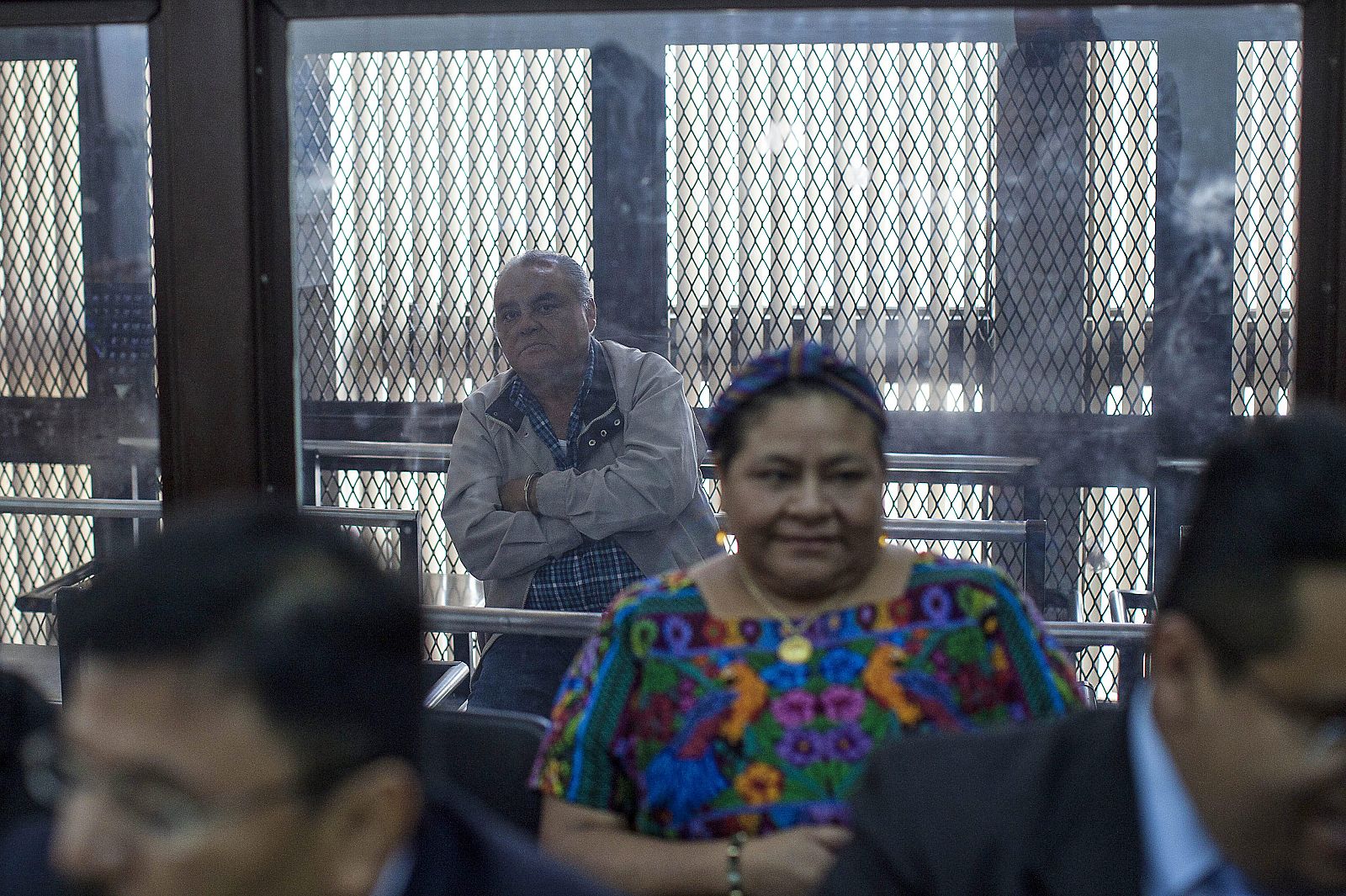 La premio Nobel de Paz 1992, Rigoberta Menchu (frente), asiste a una audiencia del juicio contra el exjefe policial de Guatemala Pedro García Arredondo (atrás) el 9 de enero, por el incendio de la Embajada de España en enero de 1980