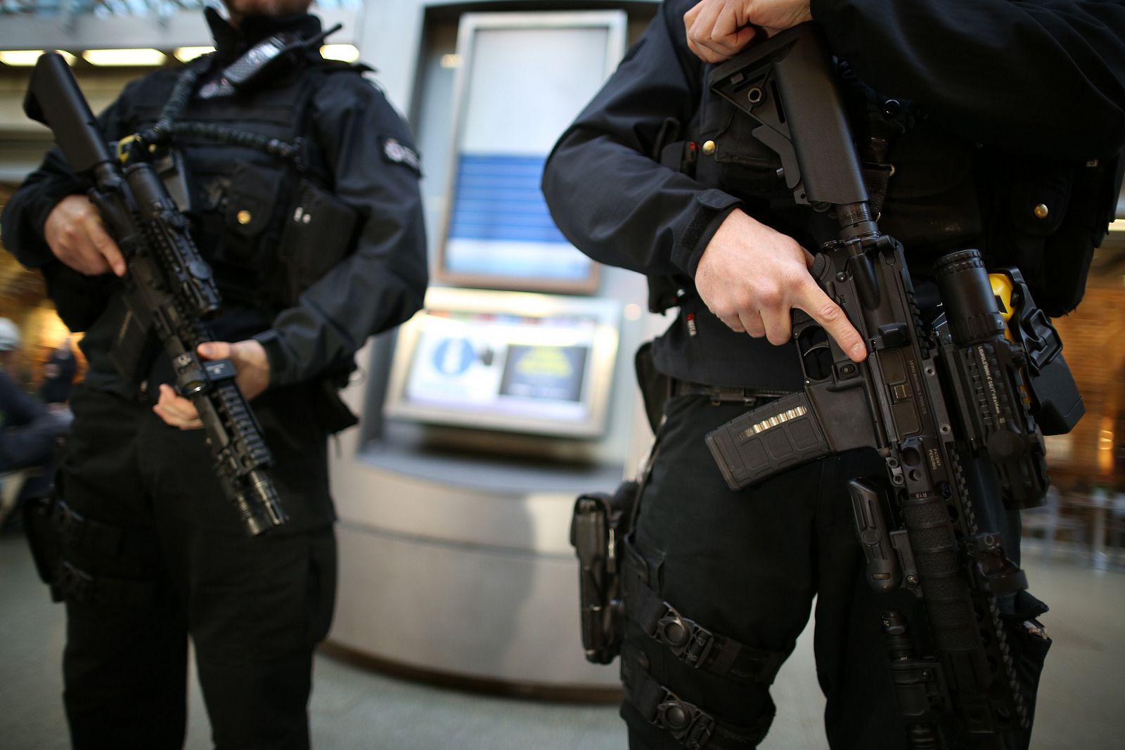 Agentes de la policía británica vigilan la estación de tren de St. Pancras.