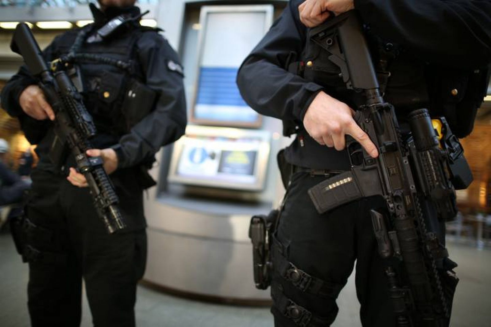 Agentes de la policía británica vigilan la estación de tren de St. Pancras. 