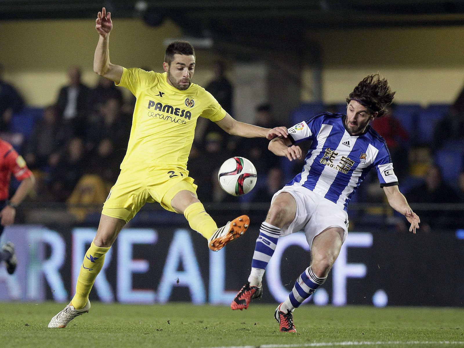El centrocampista del Villarreal Bruno Soriano (i) lucha el balón con Esteban Granero, de la Real Sociedad, en el partido de ida