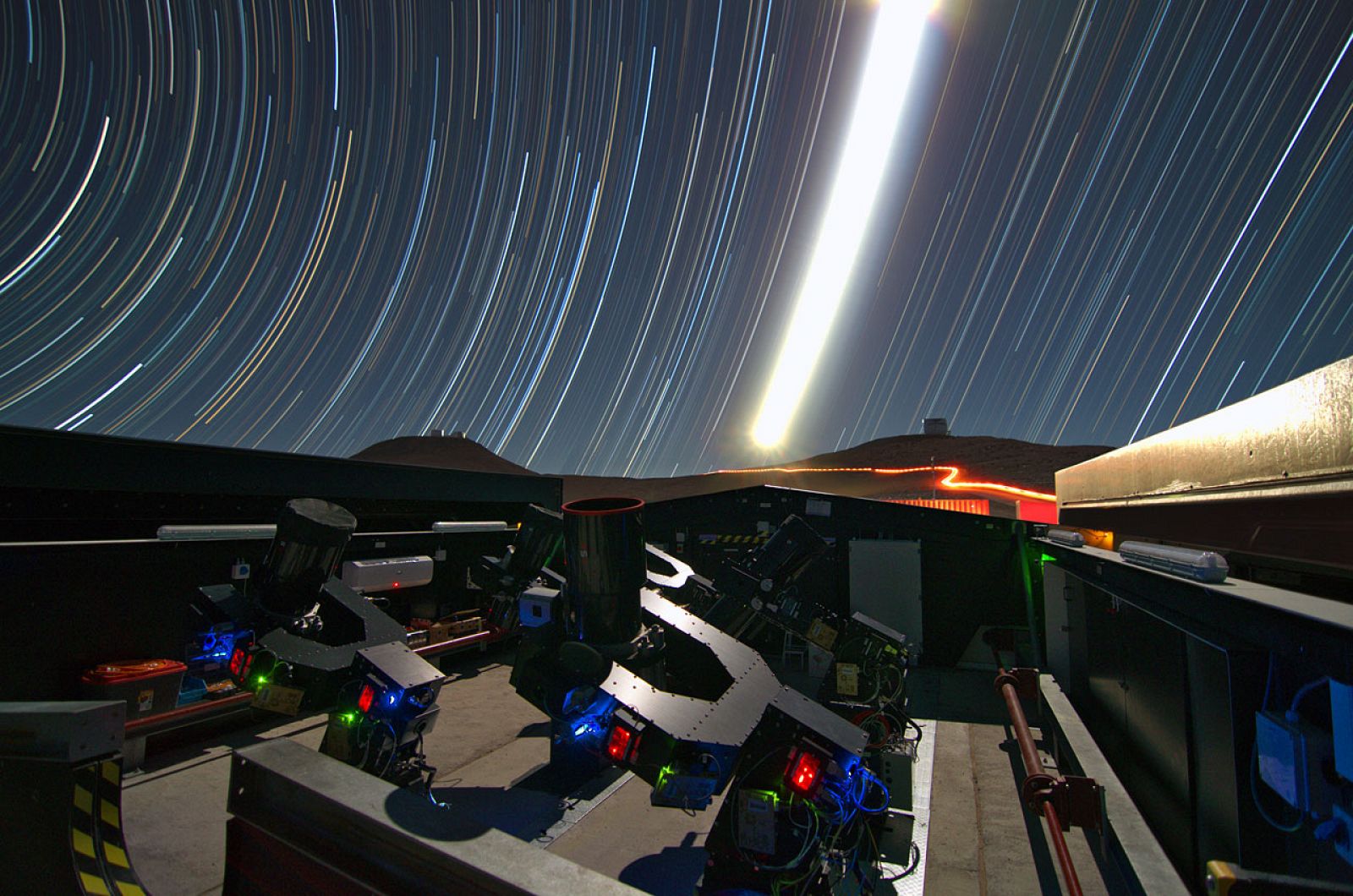 Imagen de una larga exposición del Observatorio de Paranal (Chile) de los telescopios NGTS.