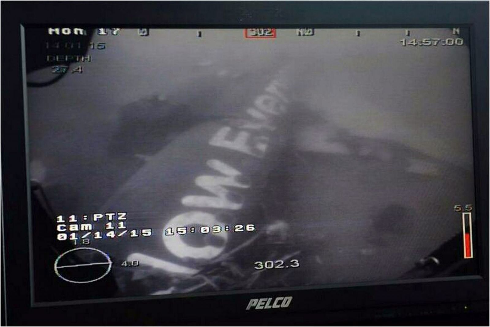 Fotografía submarina en la que se ve parte del cuerpo principal del avión de AirAsia accidentado en Indonesia