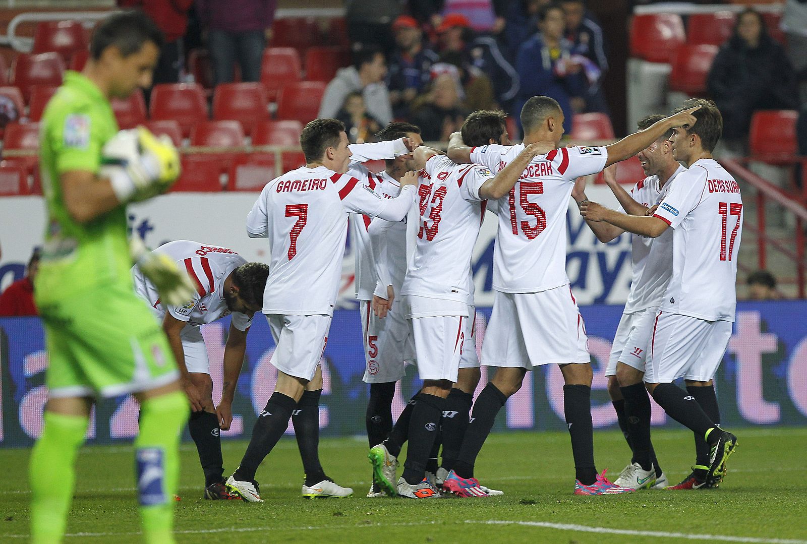 Los jugadores del Sevilla celebran el segundo gol del equipo