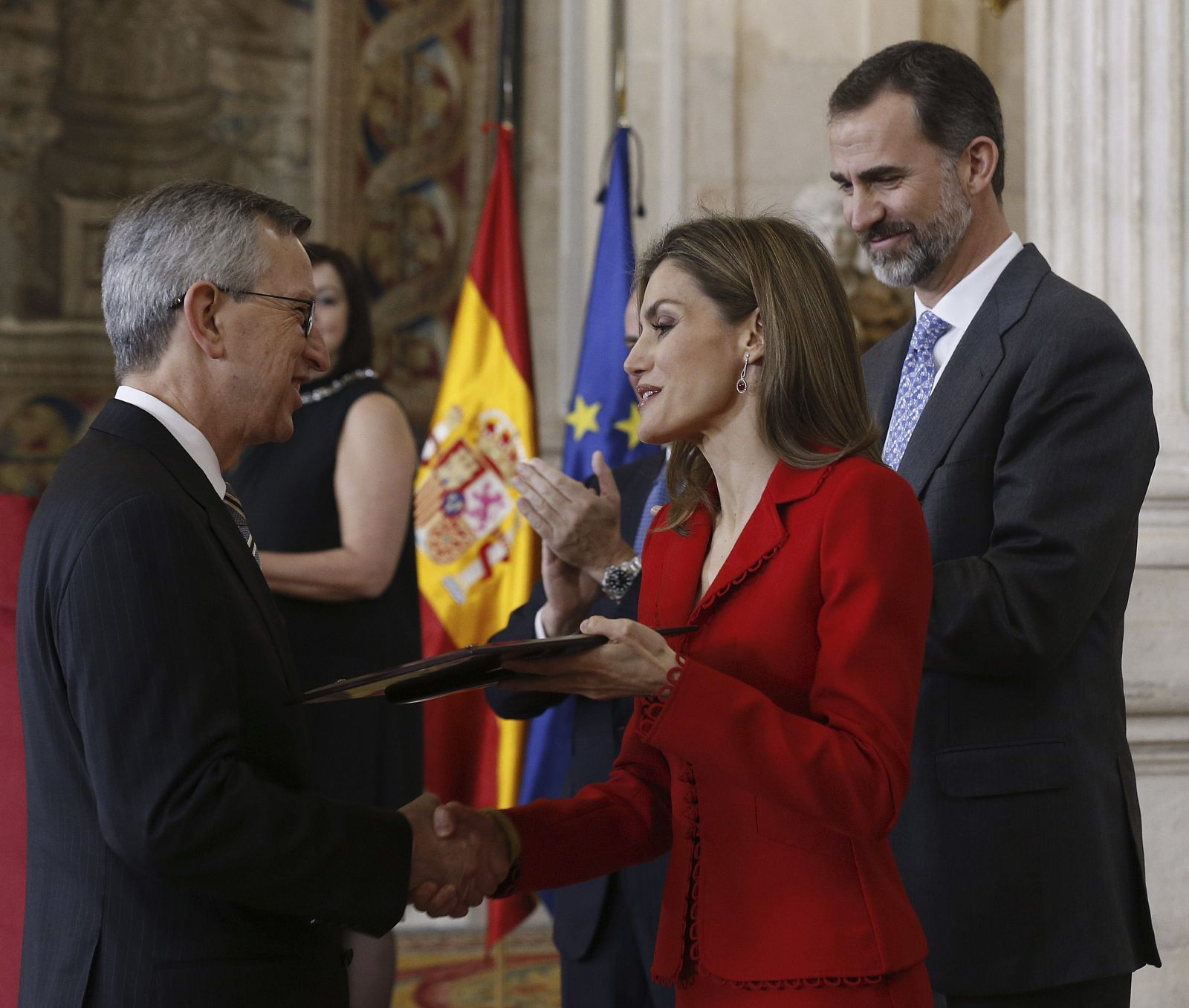 Los reyes don Felipe y doña Letizia, entregan la distinción al biólogo Joan Massagué Solé en los Premios Nacionales de Investigación 2014.