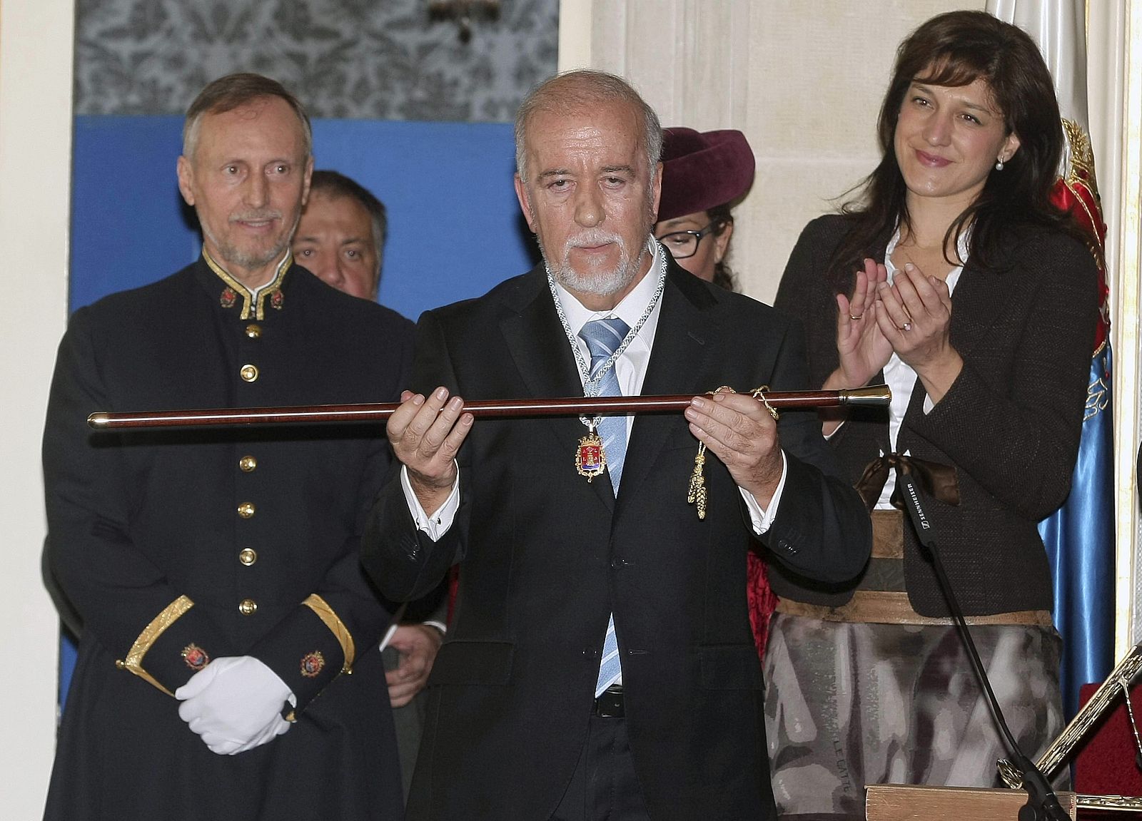 El hasta ahora Concejal de Cultura del Ayuntamiento de Alicante, Miguel Valor, con la vara de mando que le acredita como nuevo alcalde de Alicante.