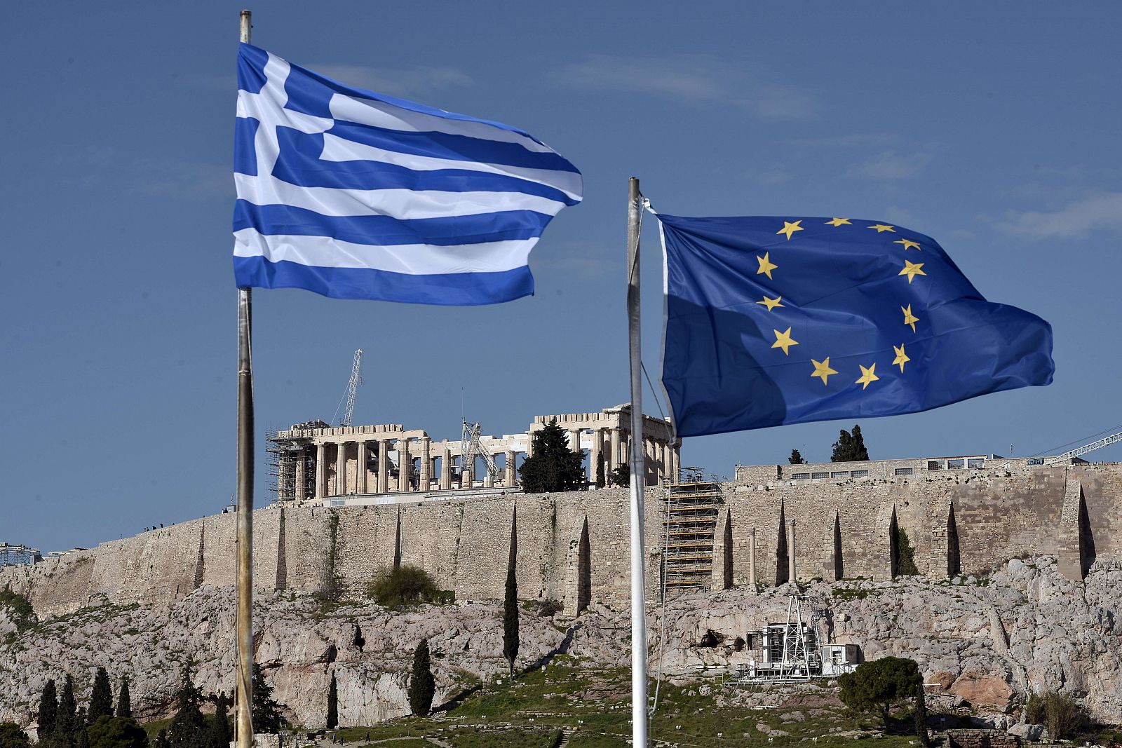La bandera de Grecia ondea junto a la de la UE delante del Partenón en Atenas