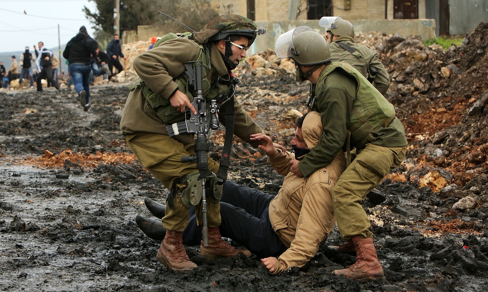 Soldados israelíes arrestan a un manifestante palestino en el pueblo de Kfar Qaddum, cerca de Nablus
