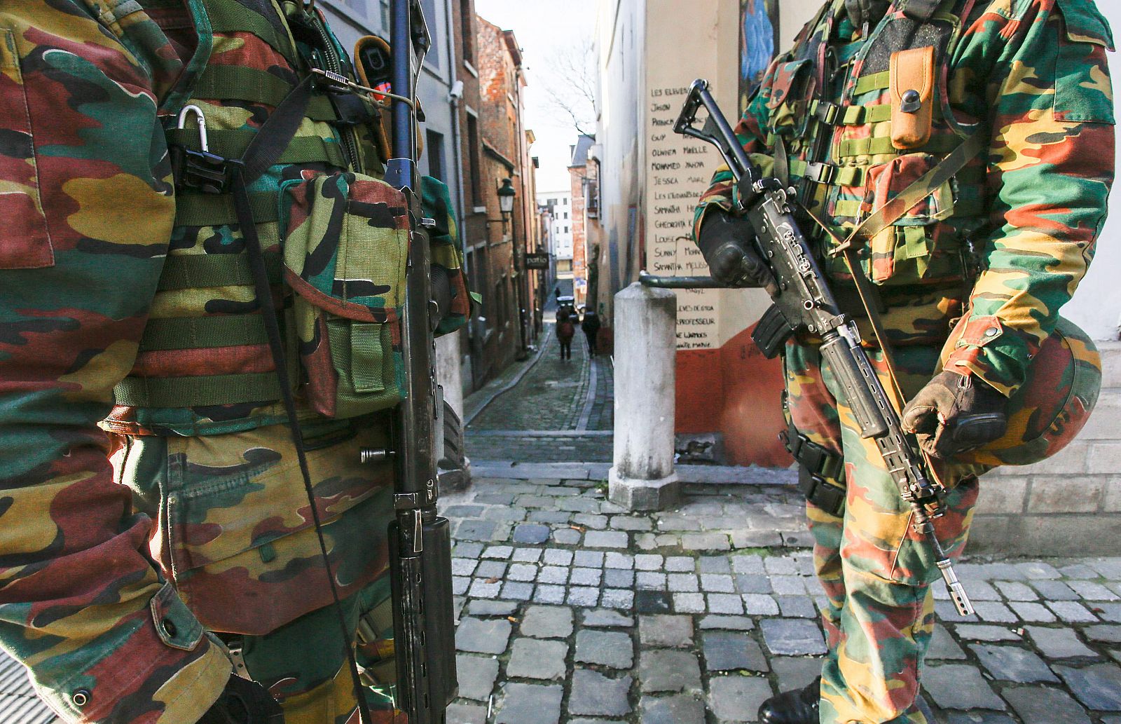 Varios soldados militares custodian las calles cercanas al museo Judío en Bruselas, Bélgica.