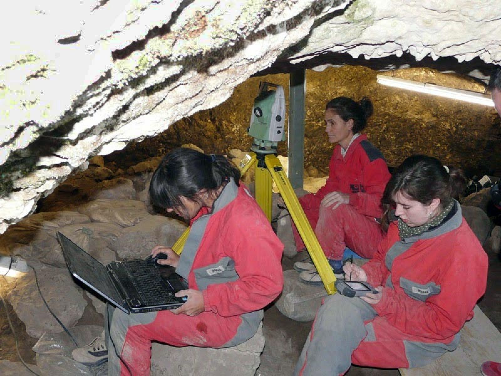 Investigadoras trabajando en la Cueva El Mirador durante la última campaña de excavación.