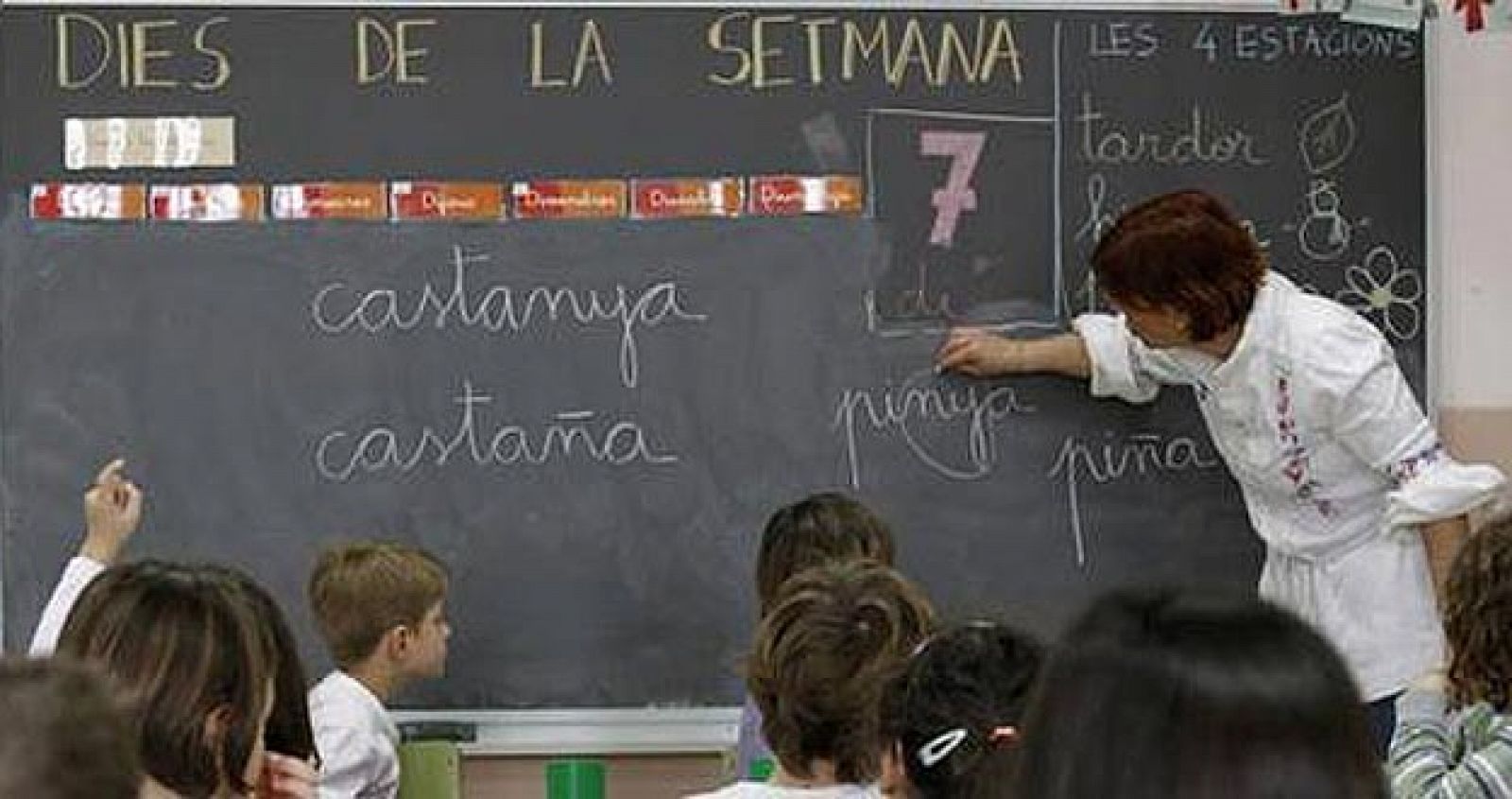 Una profesora ensaña cómo se escriben algunas palabras en catalán