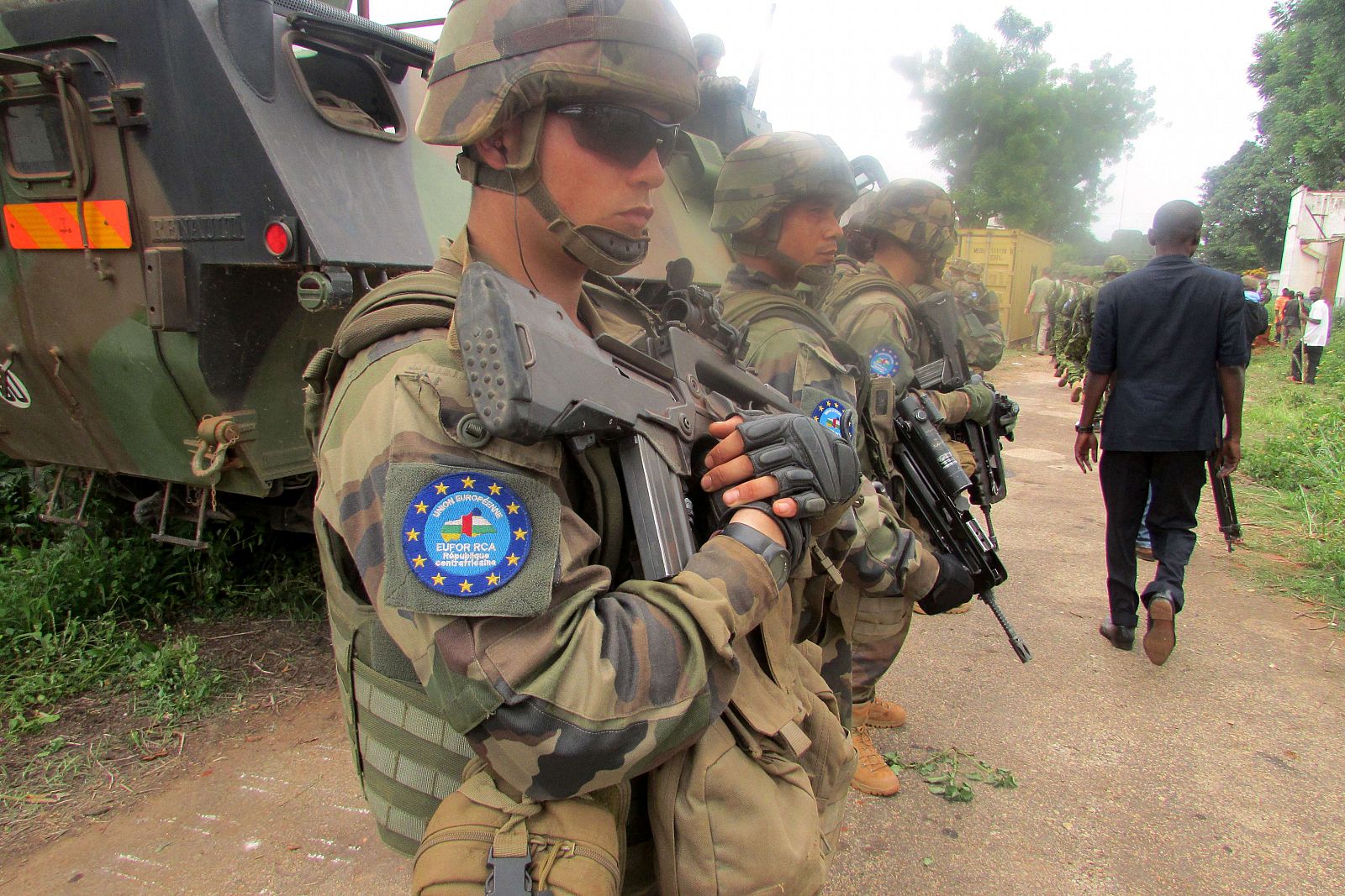 Soldados de la fuerza europea EUFOR RCA patrullan las calles de Bangui después del secuestro de dos trabajadores humanitarios.