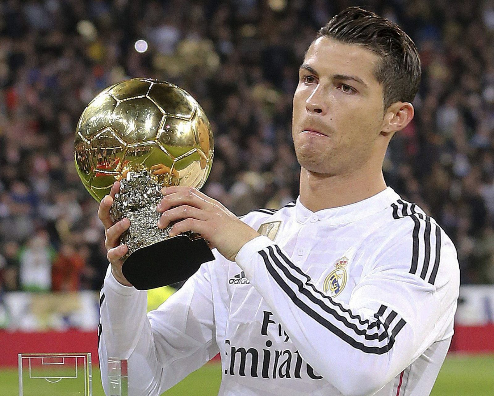 El delantero portugués del Real Madrid Cristiano Ronaldo, con su tercer Balón de Oro.