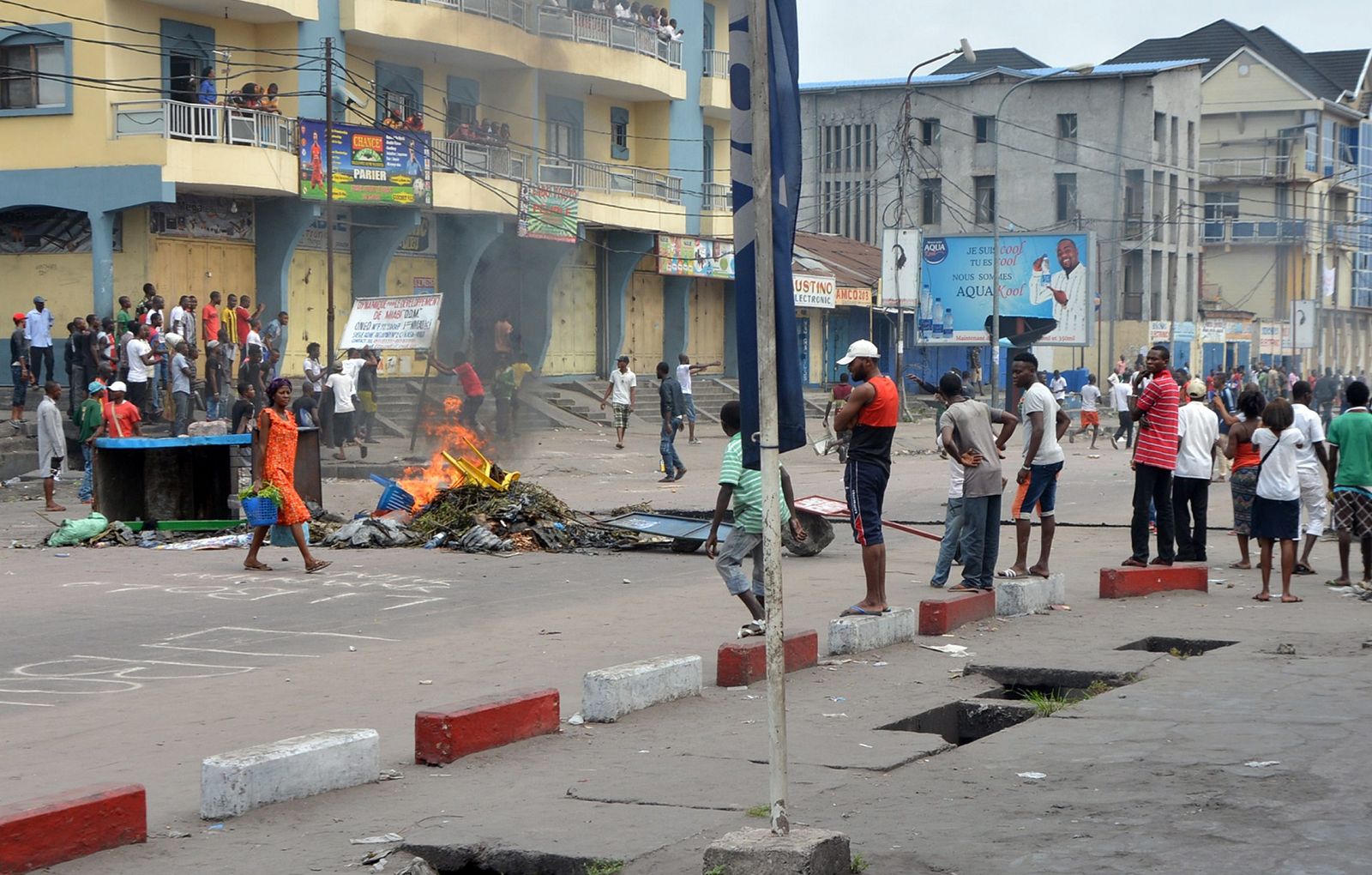 Manifestantes quemando objetos en medio de una calle durante las protestas en Kinshasa