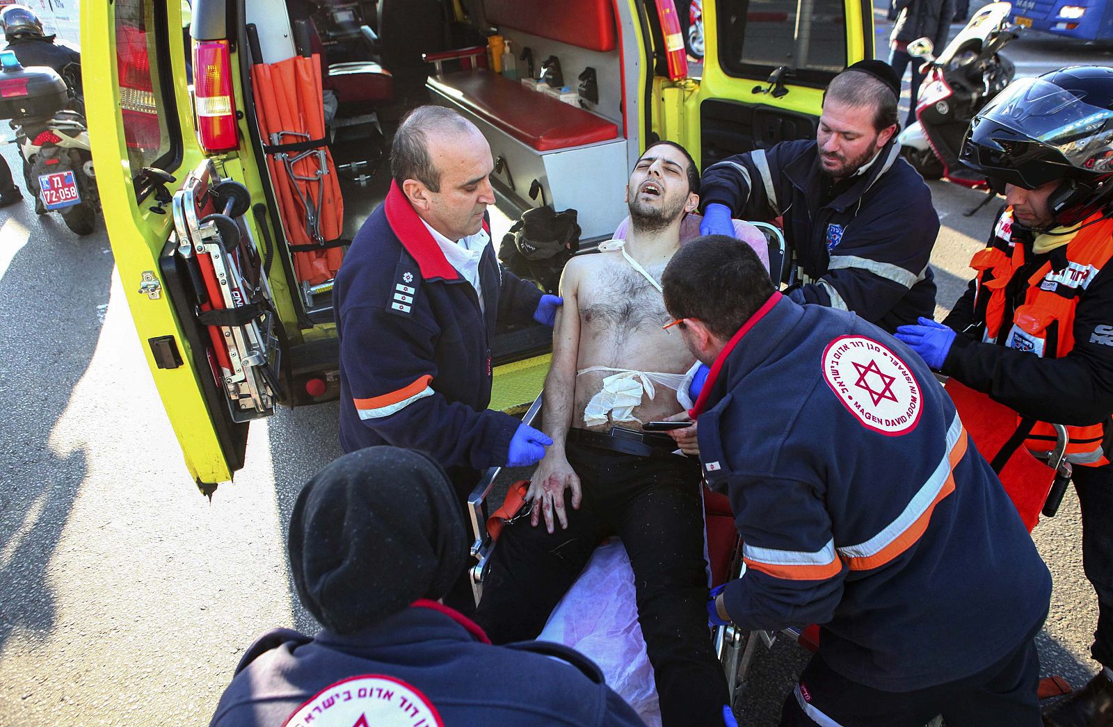 Médicos israelíes evacúan a un hombre apuñalado en un autobús de Tel Aviv