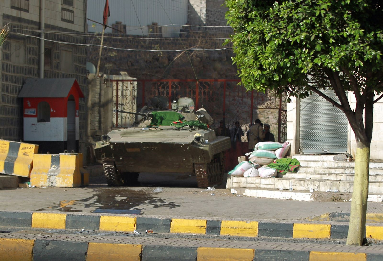 Un tanque cerca de la casa del presidente de Yemen, Abd Rabo Mansur Hadi, en la capital, Saná