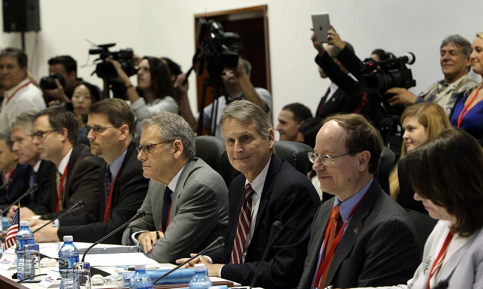 El secretario asistente adjunto para Latinoamérica del Departamento de Estado, Edward Alex Lee (el tercero por la derecha), participa en la primera reunión EE.UU-Cuba tras el anuncio del restablecimiento de sus relaciones diplomáticas.
