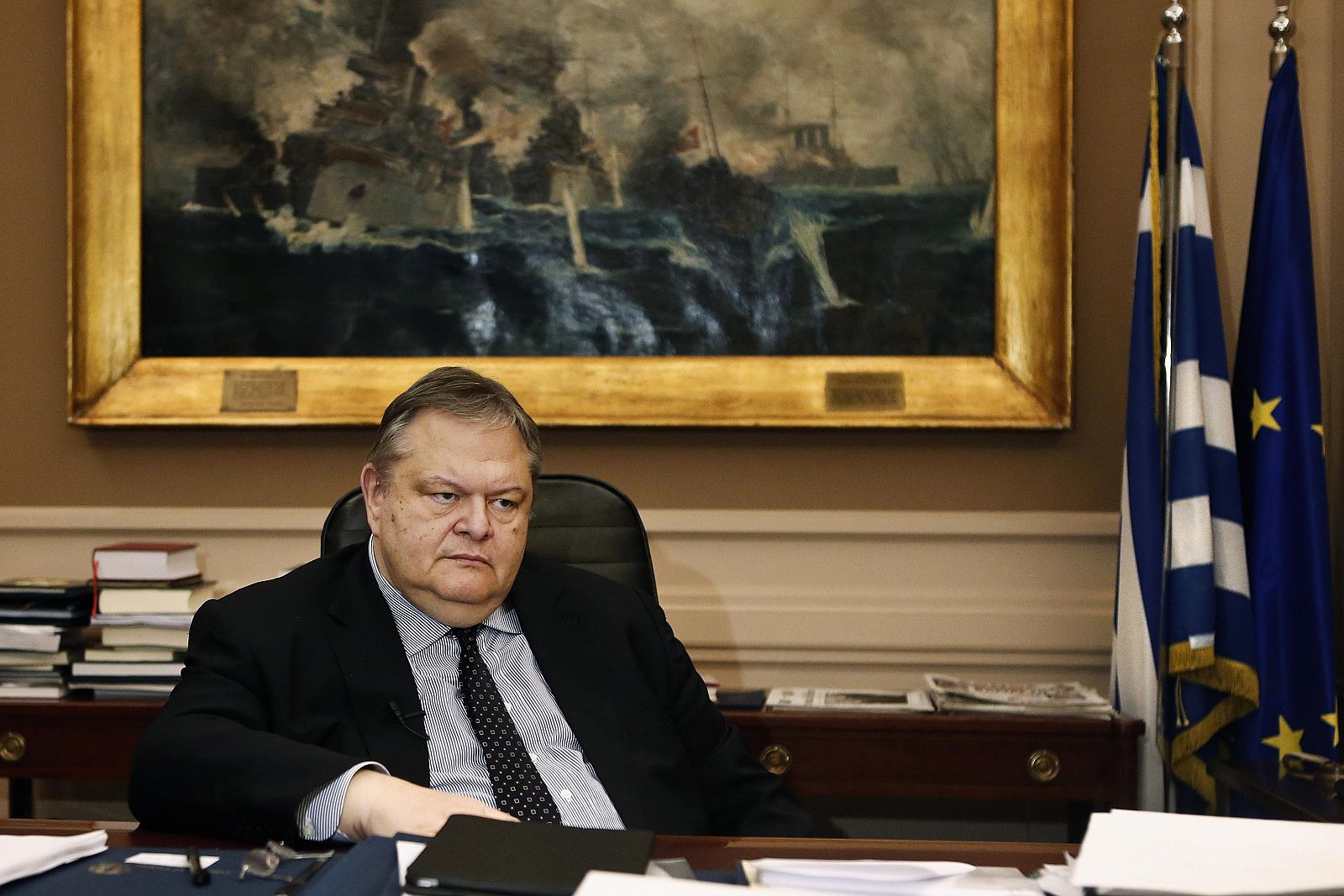 Venizelos atiende a un periodista en su despacho del Ministerio de Exteriores en Atenas el martes.