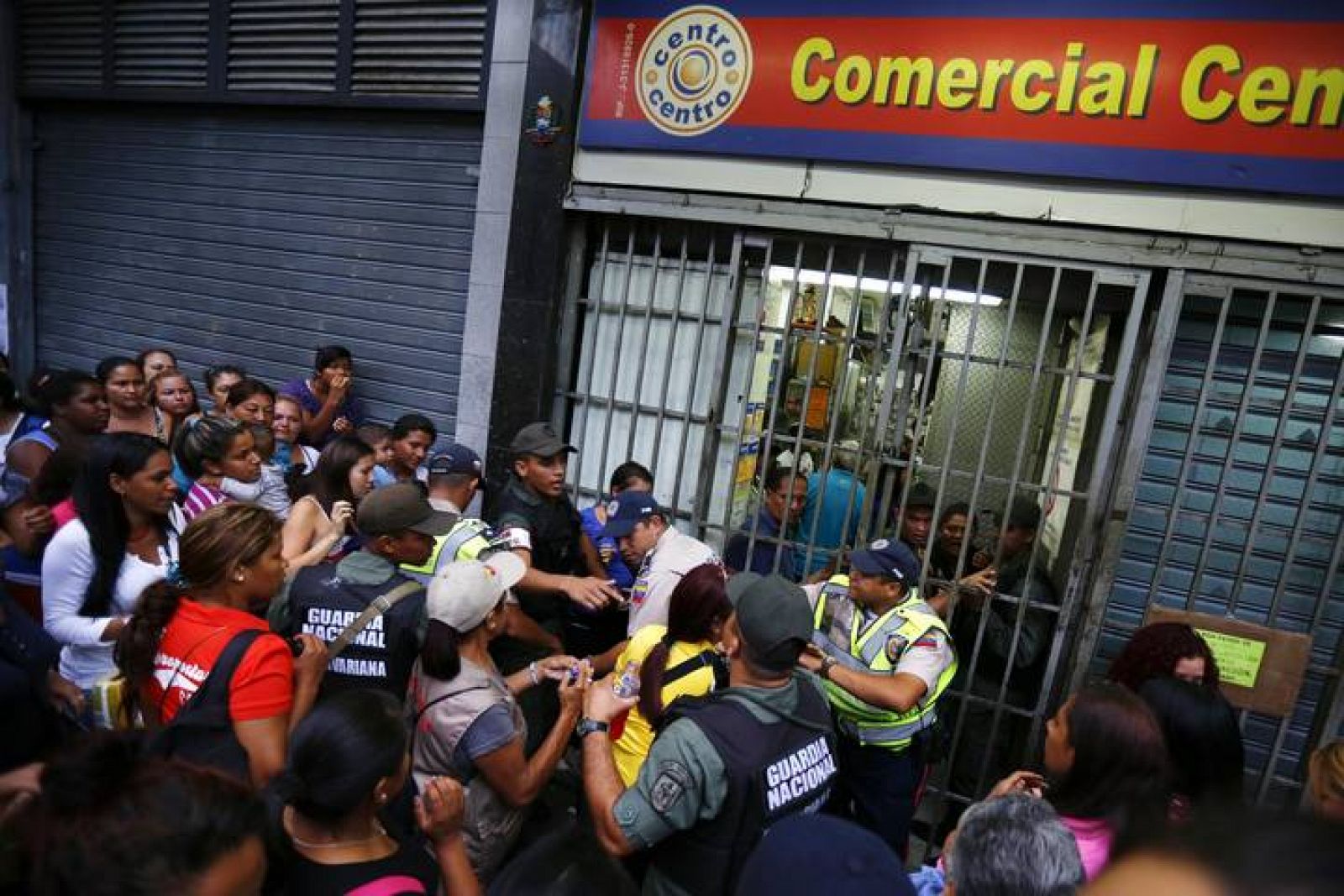 Gente haciendo cola delante de un supermercado en Caracas para comprar papel higiénico y pañales