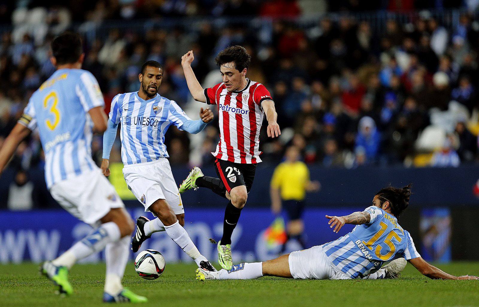 El centrocampista del Athletic Club de Bilbao Unai López (2d) lucha por el balón con los defensas del Málaga