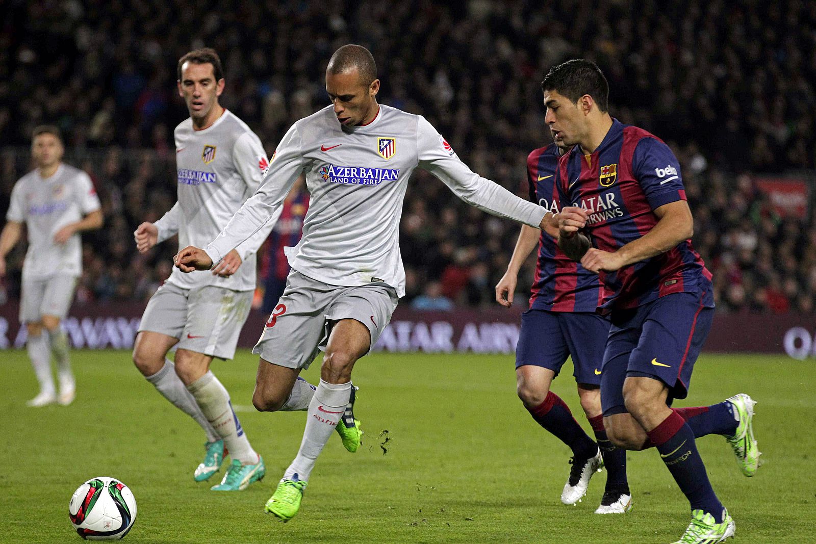 El defensa brasileño del Atlético de Madrid Joao Miranda (i) controla el balón junto al uruguayo Luis Suárez (d)