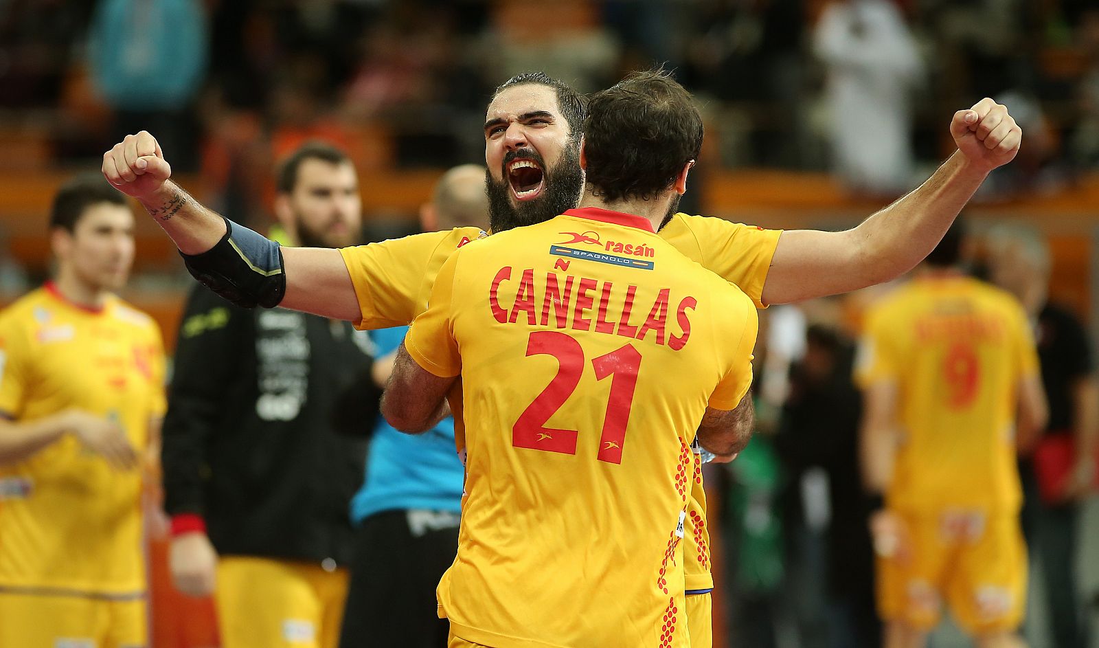 Jorge Maqueda y Joan Cañellas celebran la victoria frente a Catar.