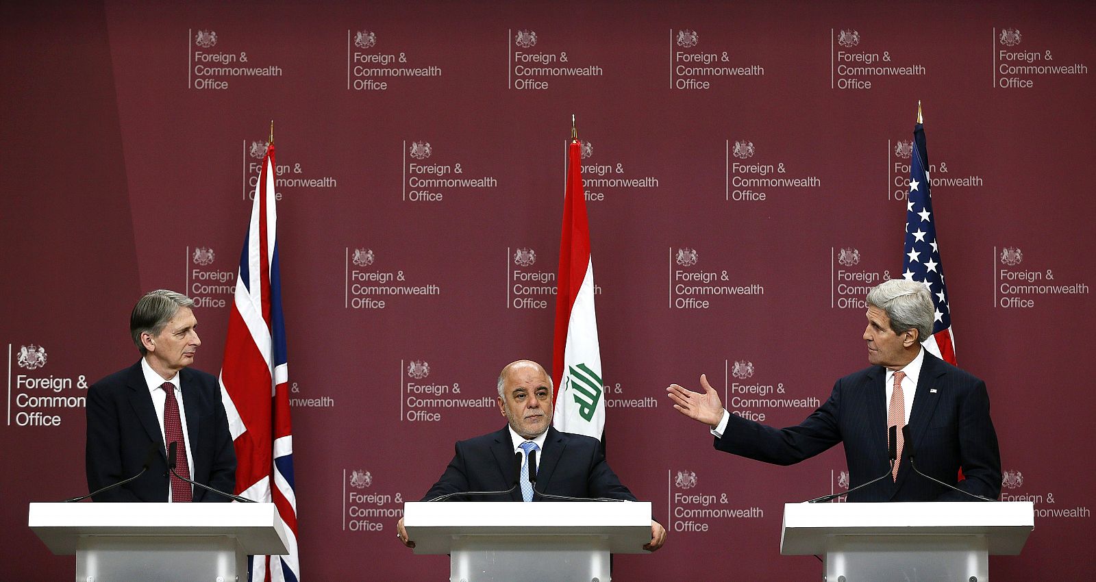 El ministro de Exteriores británico; Philip Hammond, el primer ministro iraquí, Haider al-Abadi y el secretario de Estado de EE.UU., John Kerry, en rueda de prensa en Londres.