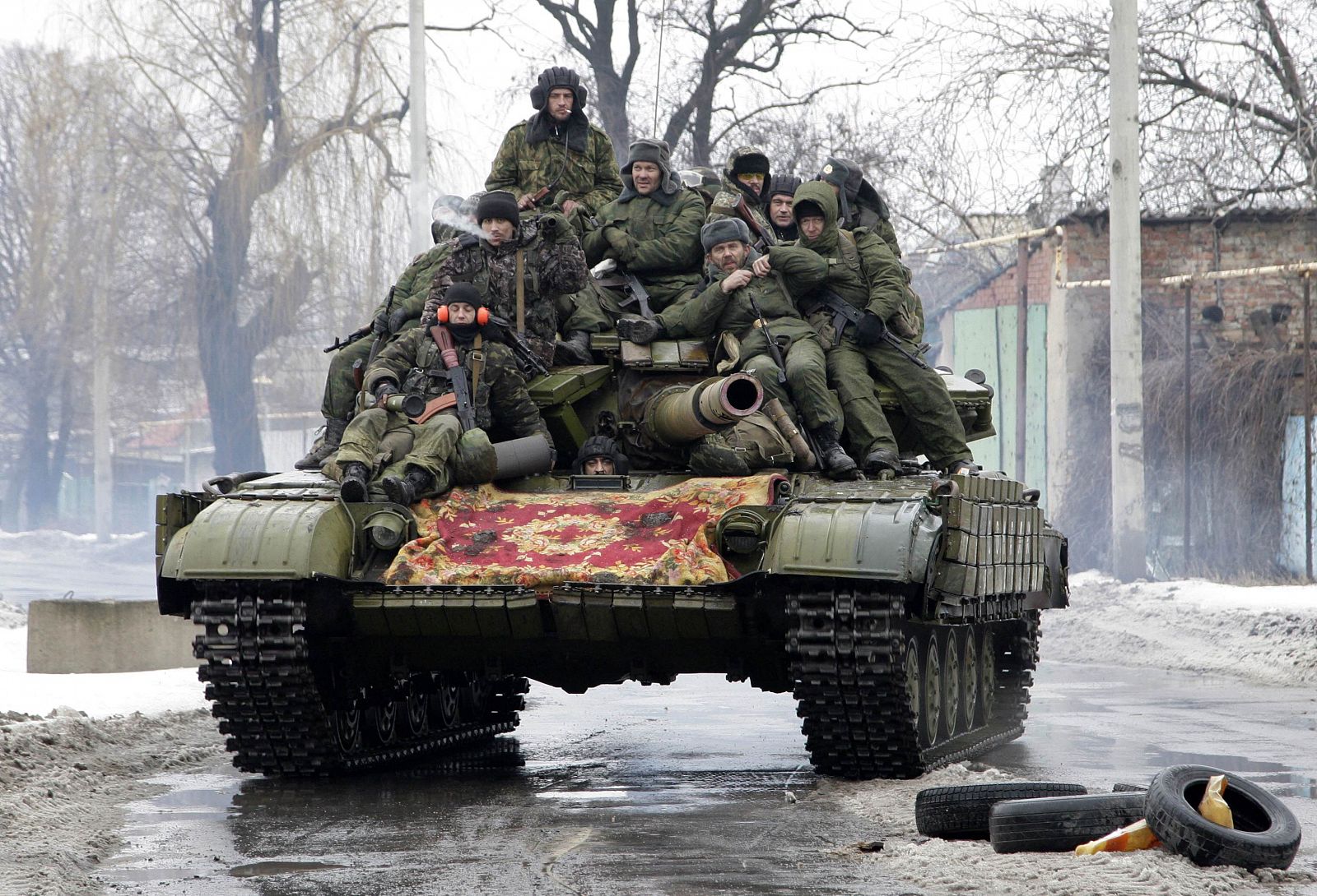 Miembros de las fuerzas armadas de la autoproclamada República Popular de Donetsk, en un tanque en la ciudad del mismo nombre