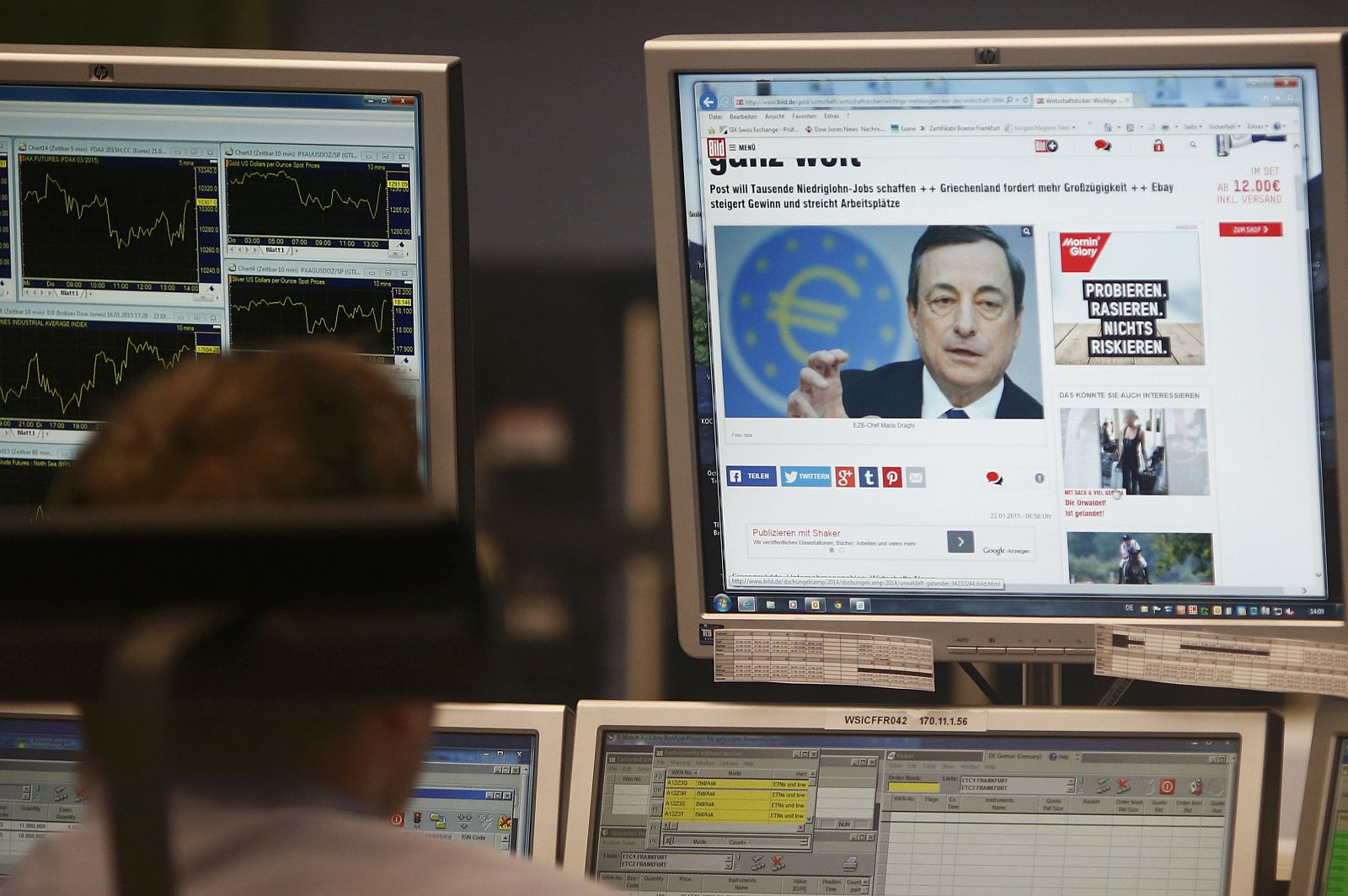 Un bróker sigue la rueda de prensa del presidente del BCE, Mario Draghi, en la Bolsa de Fráncfort