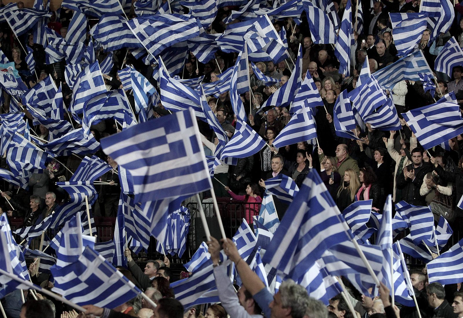 Seguidores de Nueva Democracia portan banderas en un mitin en Grecia