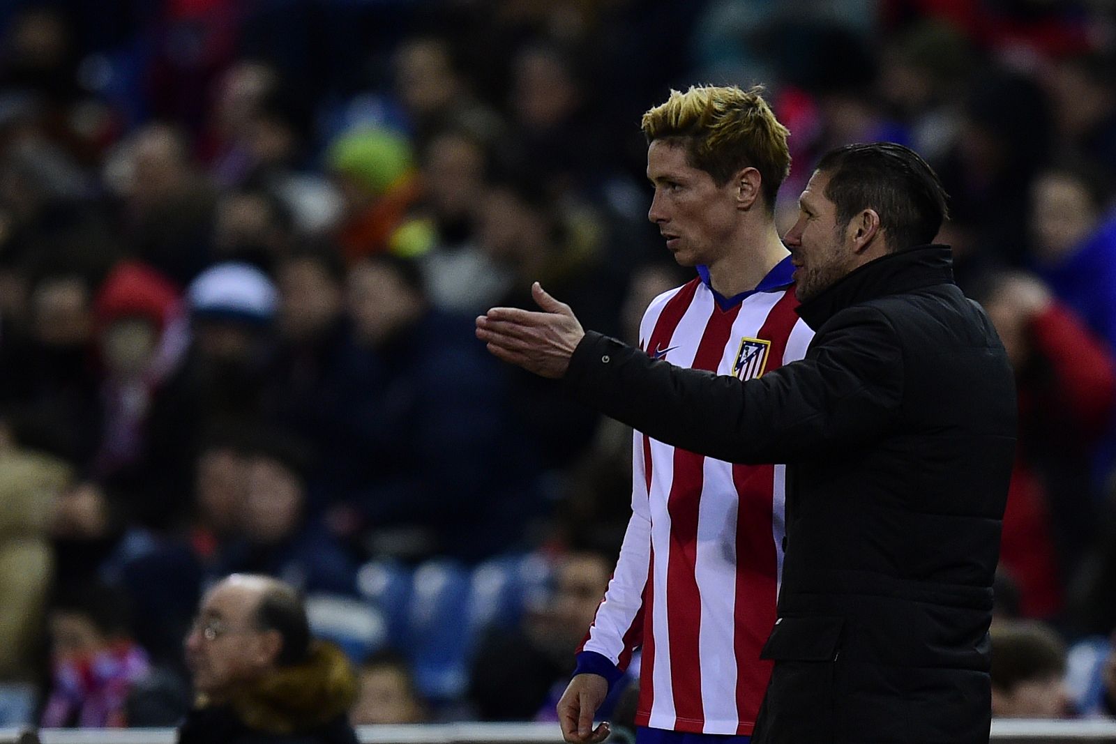 El entrenador del Atlético de Madrid, Diego Simeone, da instrucciones a Torres