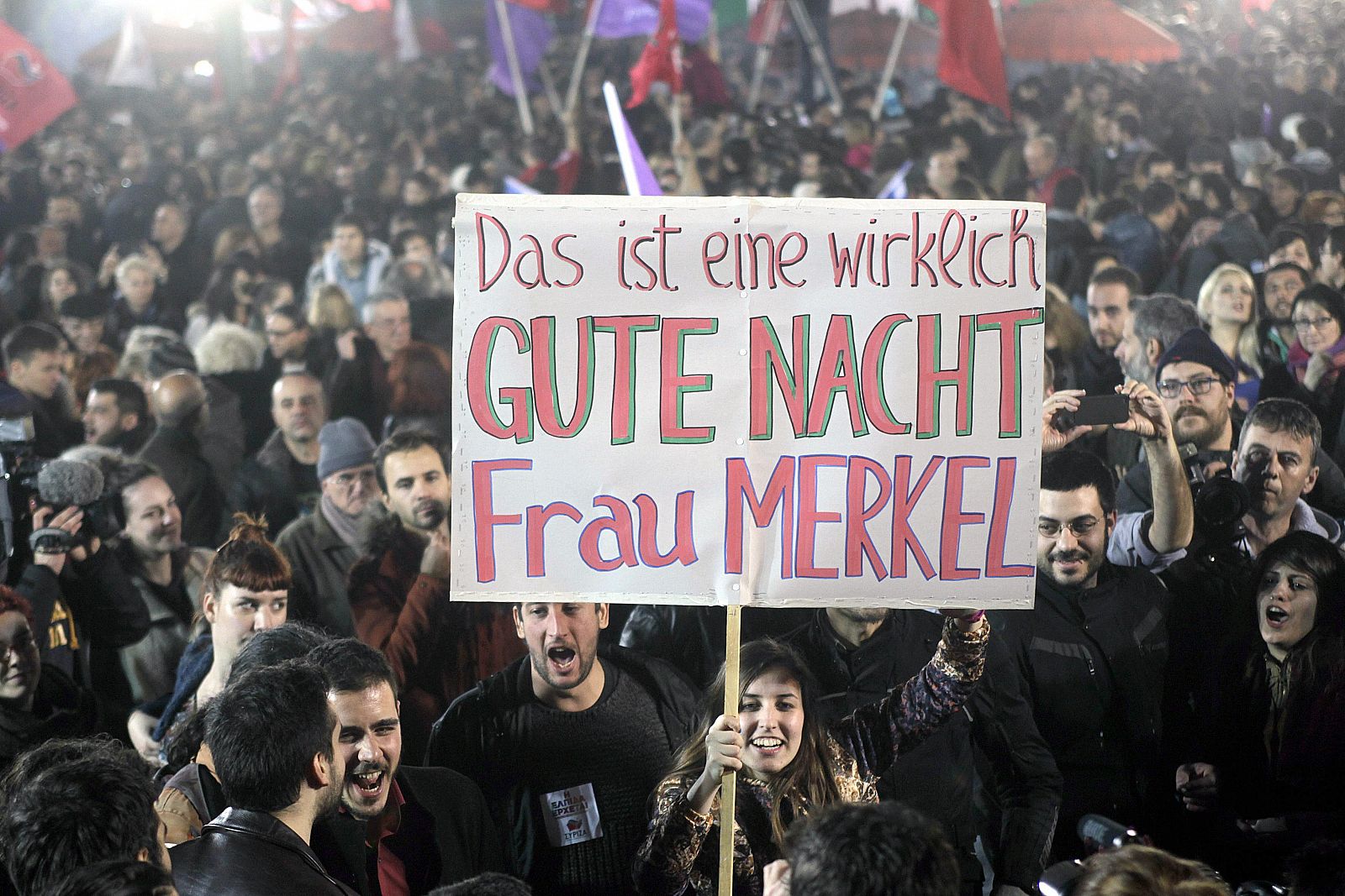 Cartel con el lema 'Buenas noches, señora Merkel', durante la celebración de la victoria de Syriza en Grecia