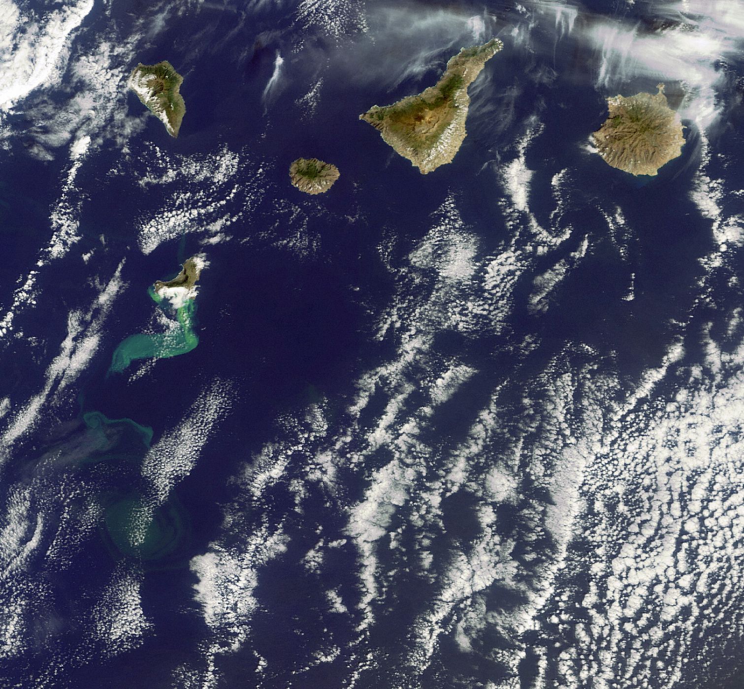 Imagen de satélite de noviembre de 2011 en la que se ve el volcán al sur de El Hierro en plena actividad.