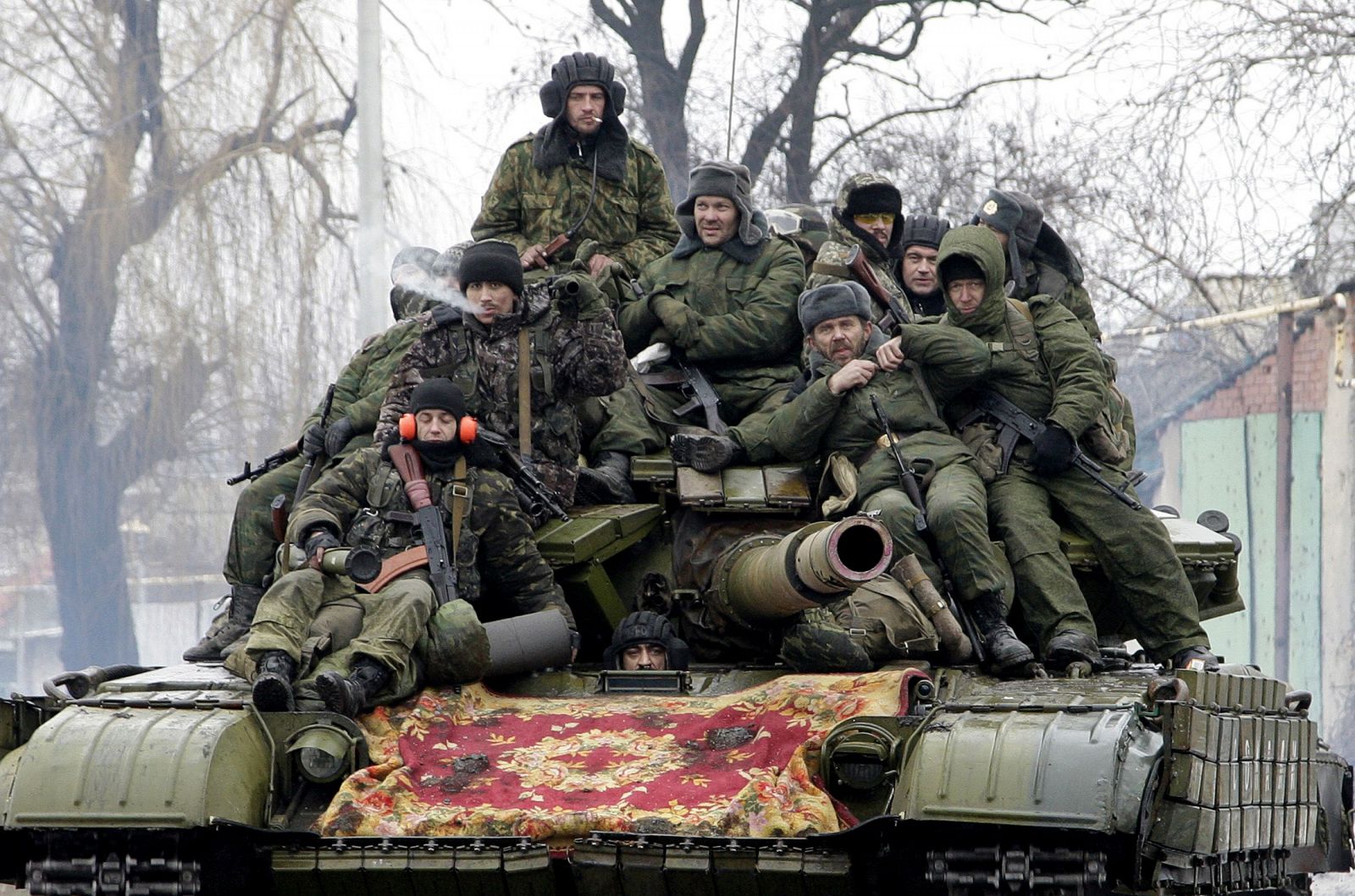 Miembros de las milicias armadas separatistas conducen en tanque en la ciudad de Donetsk.