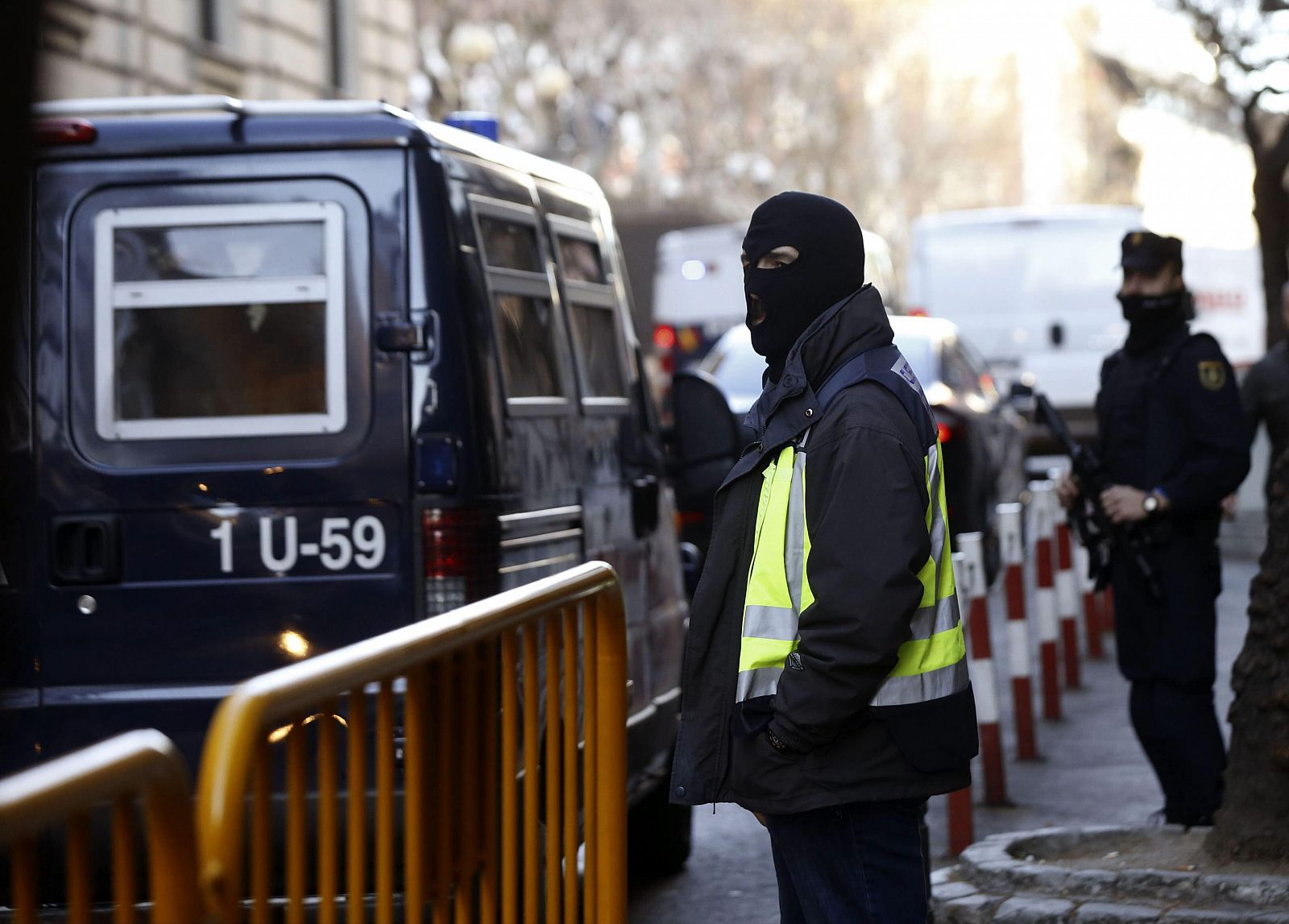 Llegada a la Audiencia Nacional del furgón que traslada a los cuatro presuntos yihadistas detenidos en Ceuta.