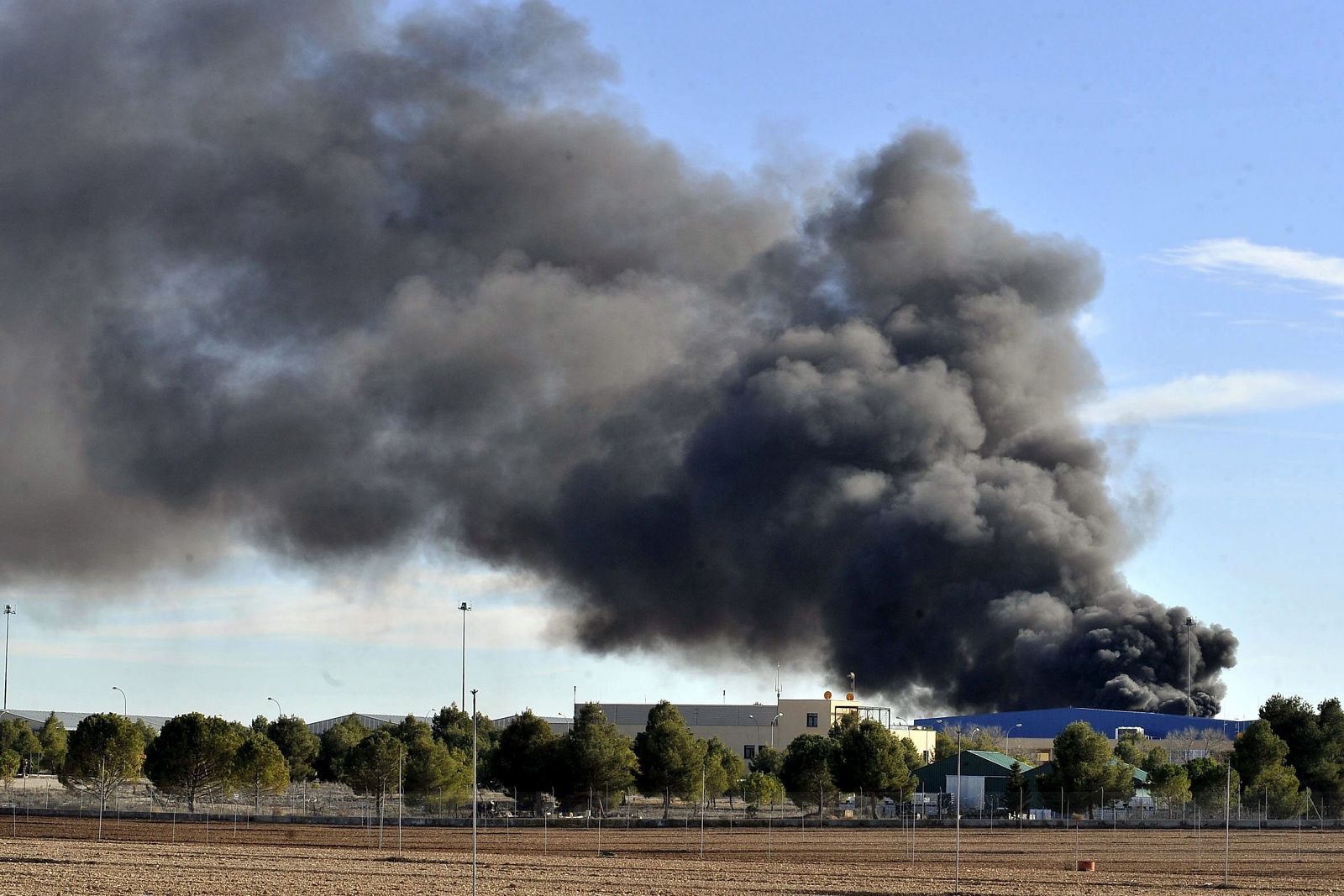 Imagen del accidente de un F-16 griego en la base aérea de Los Llanos (Albacete), en el que han muerto diez personas y han resultado heridas otras 13.