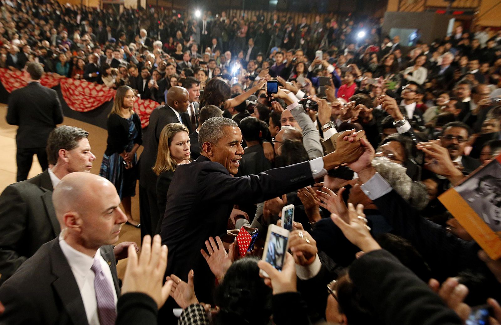 El presidente de EE.UU., Barak Obama, saluda al auditorio durante su última jornada en la India.