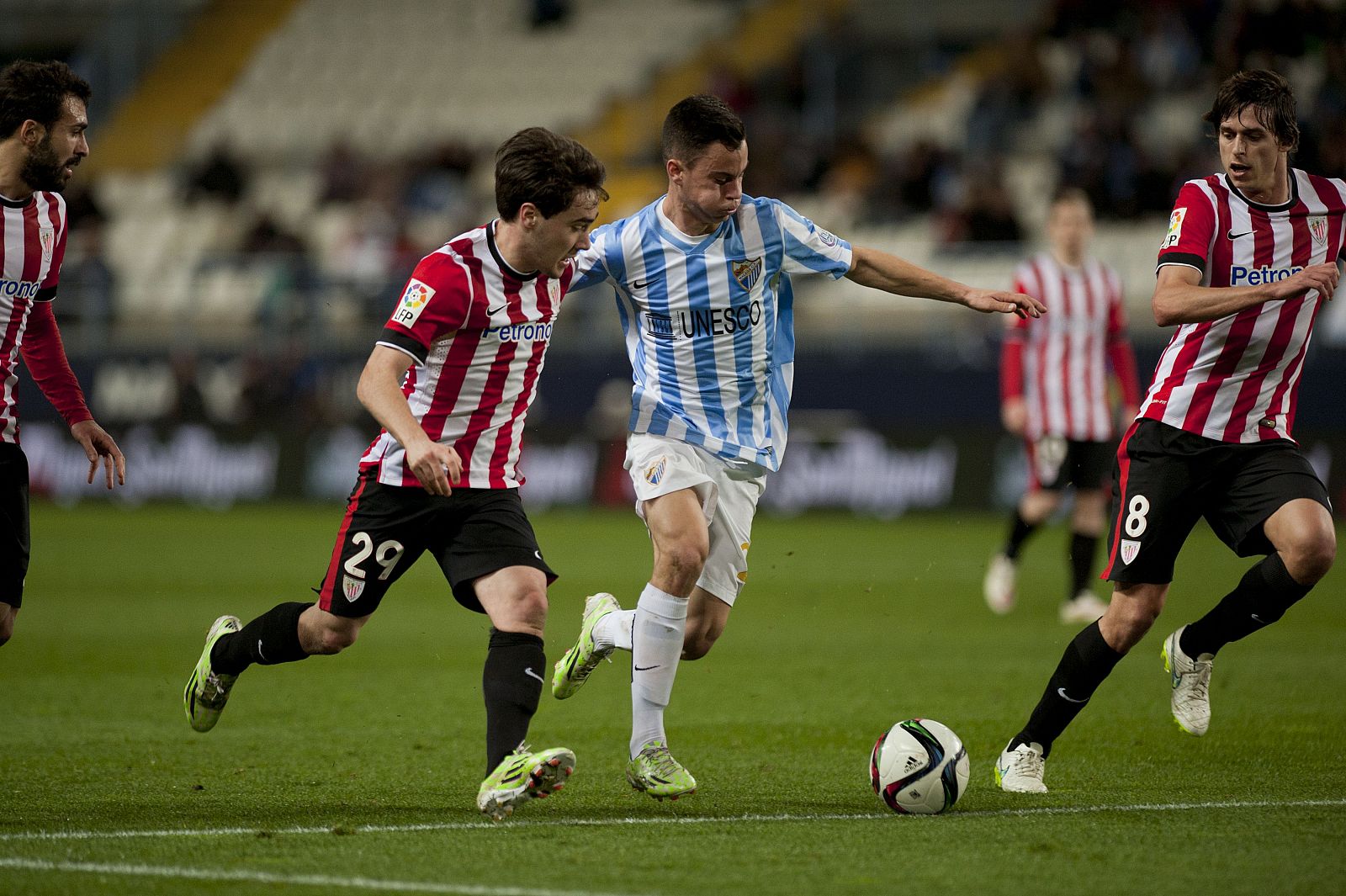 Athletic y Málaga se enfrentan en un partido decisivo.