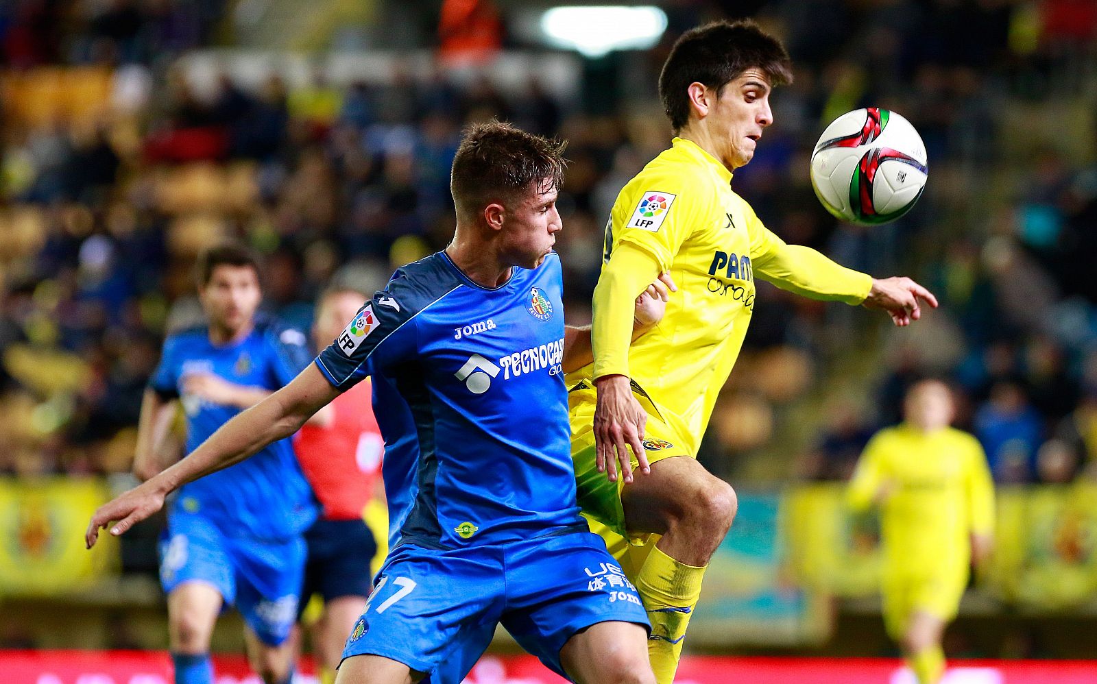 Vigaray pugna con Gerard Moreno durante el partido de ida.