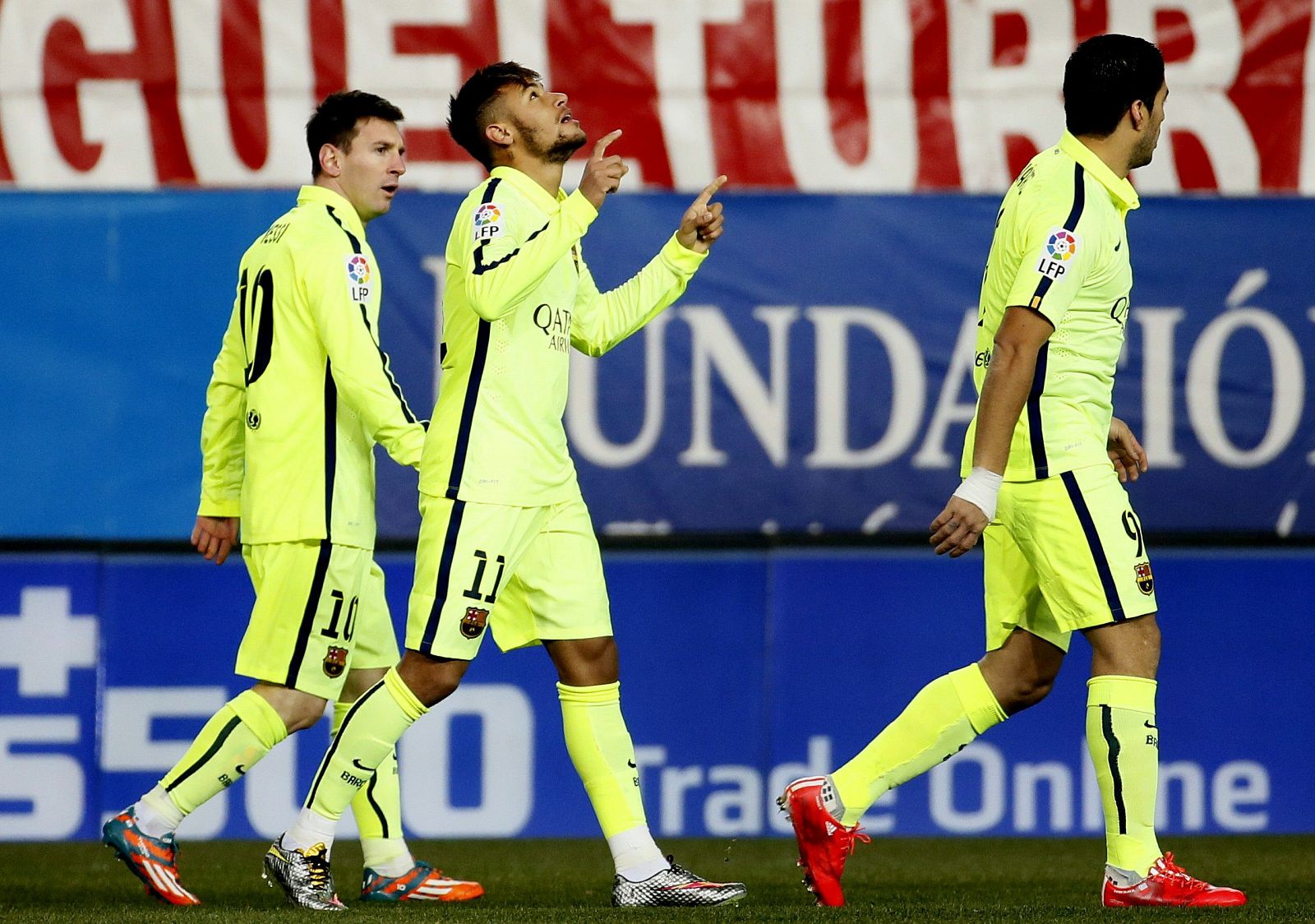 El delantero brasileño del F.C. Barcelona Neymar jr. (c) celebra con sus compañeros, el argentino Lionel Messi (i), y el uruguayo Luis Suárez