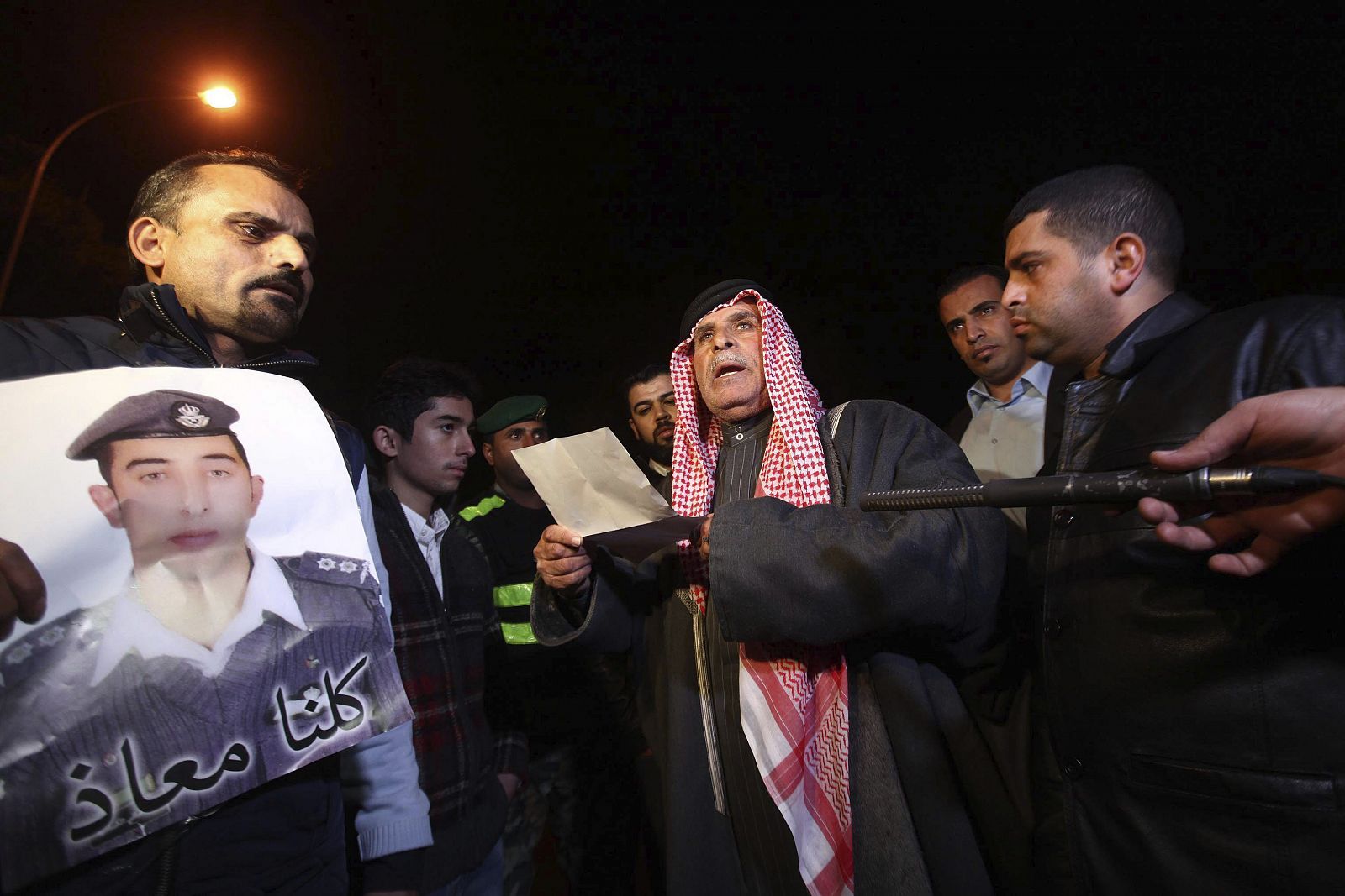 El padre del piloto jordano Muaz Kasasbeh pide al Gobierno jordano que satisfaga las demandas del EI para salvar a su hijo.
