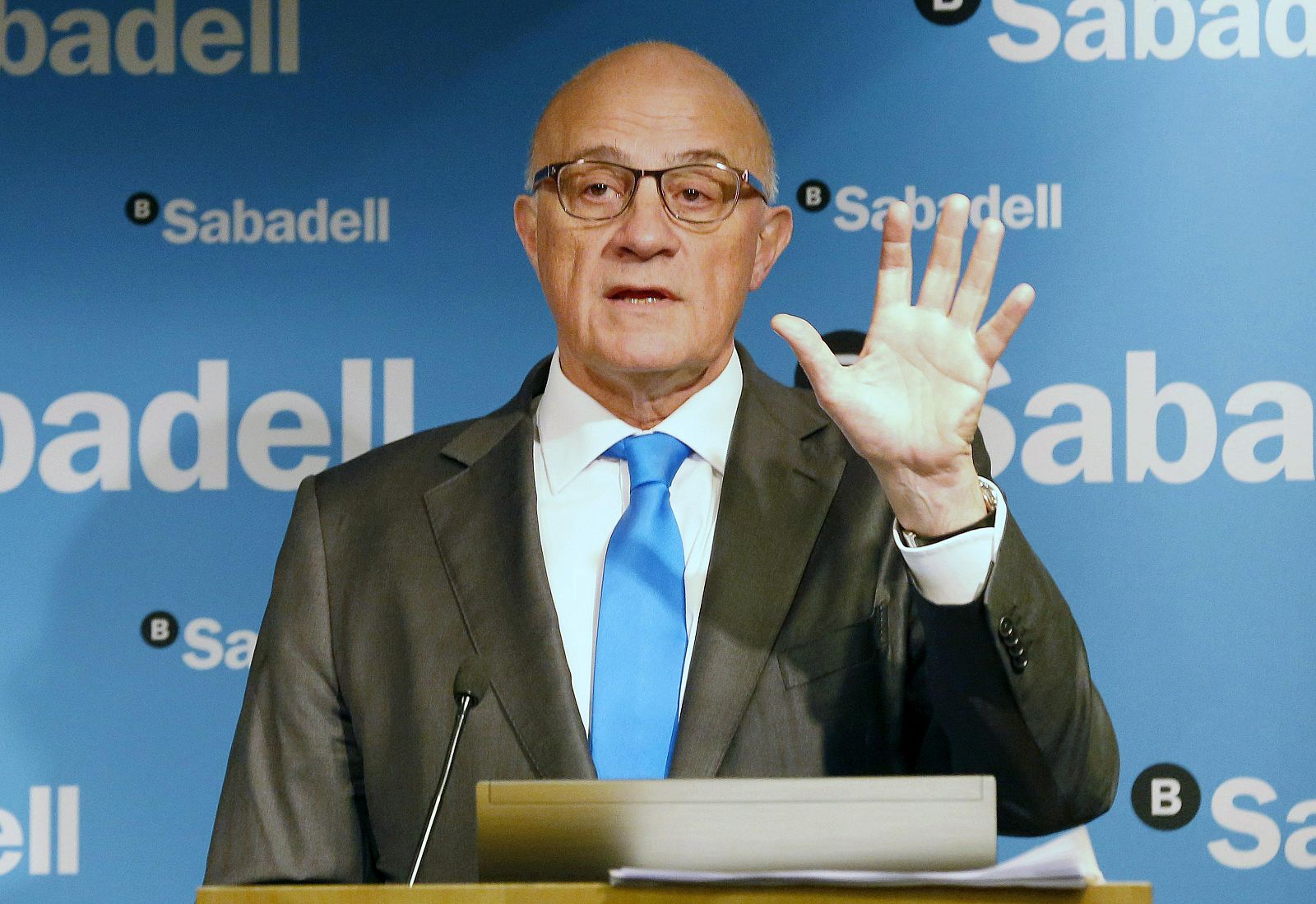El presidente del Banco Sabadell, Josep Oliu, durante la presentación de resultados de 2014