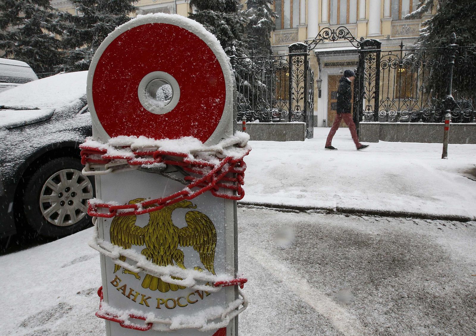 Símbolo del Banco de Rusia en un poste de aparcamiento de su sede central en Moscú